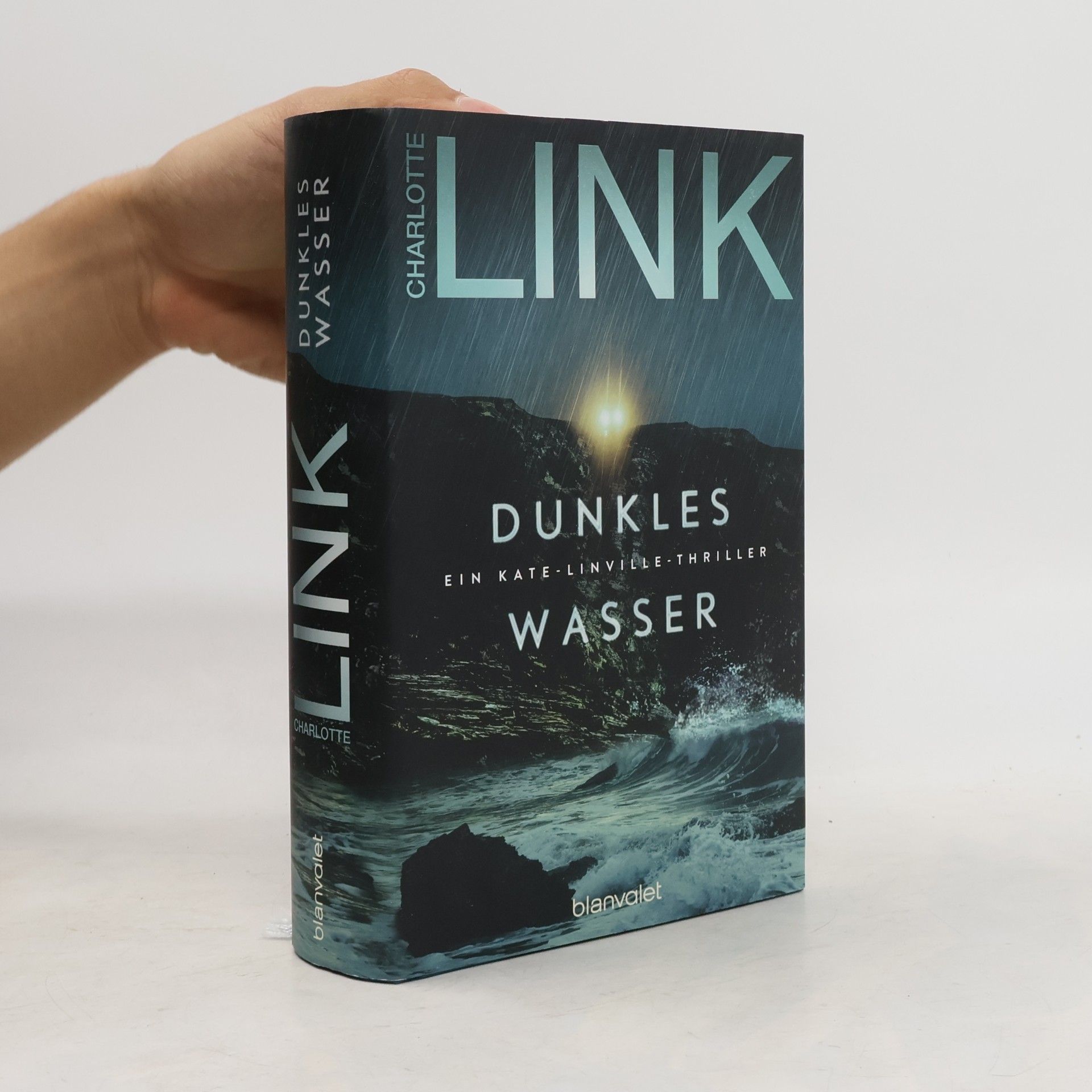 Dunkles Wasser