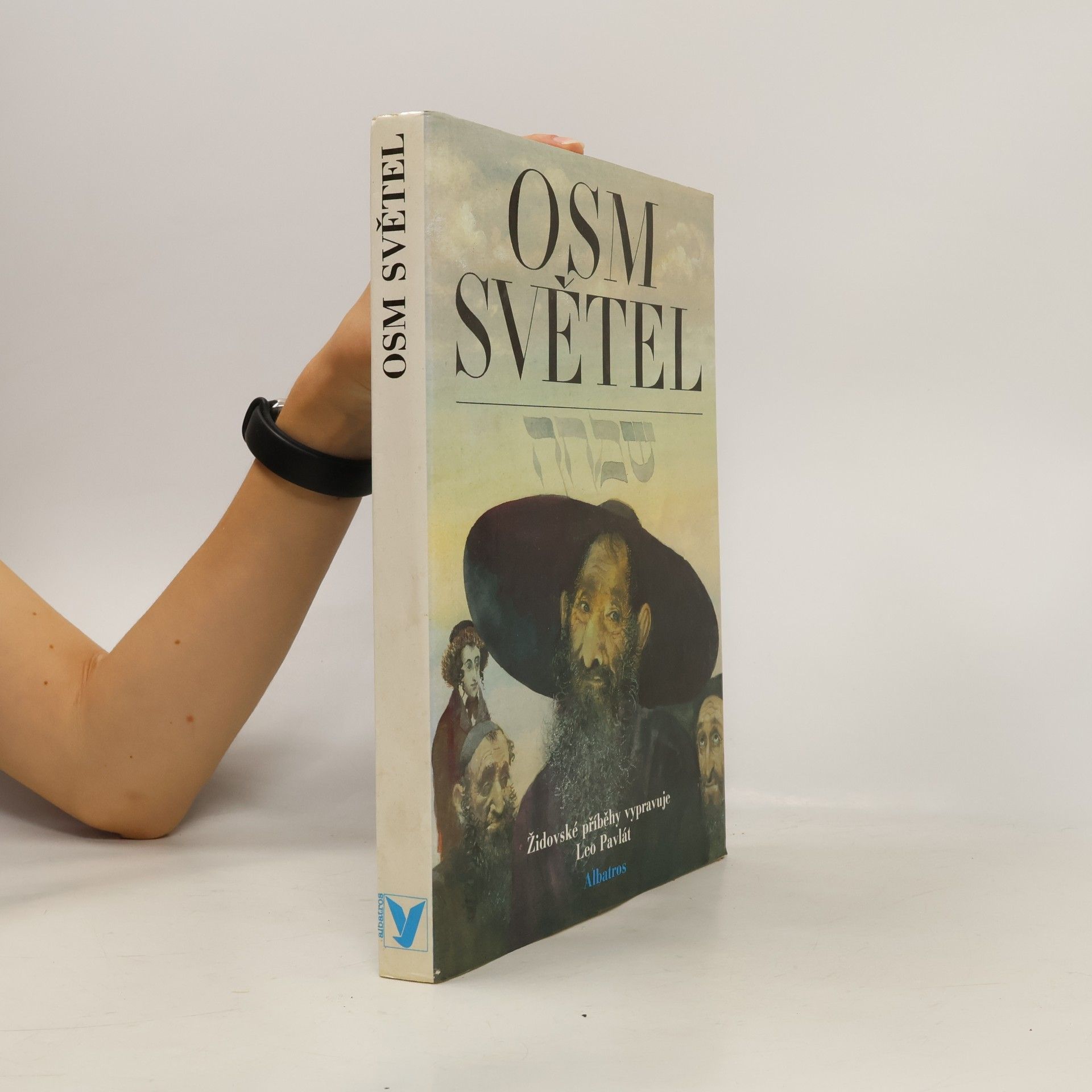 Leo Pavlát Osm světel