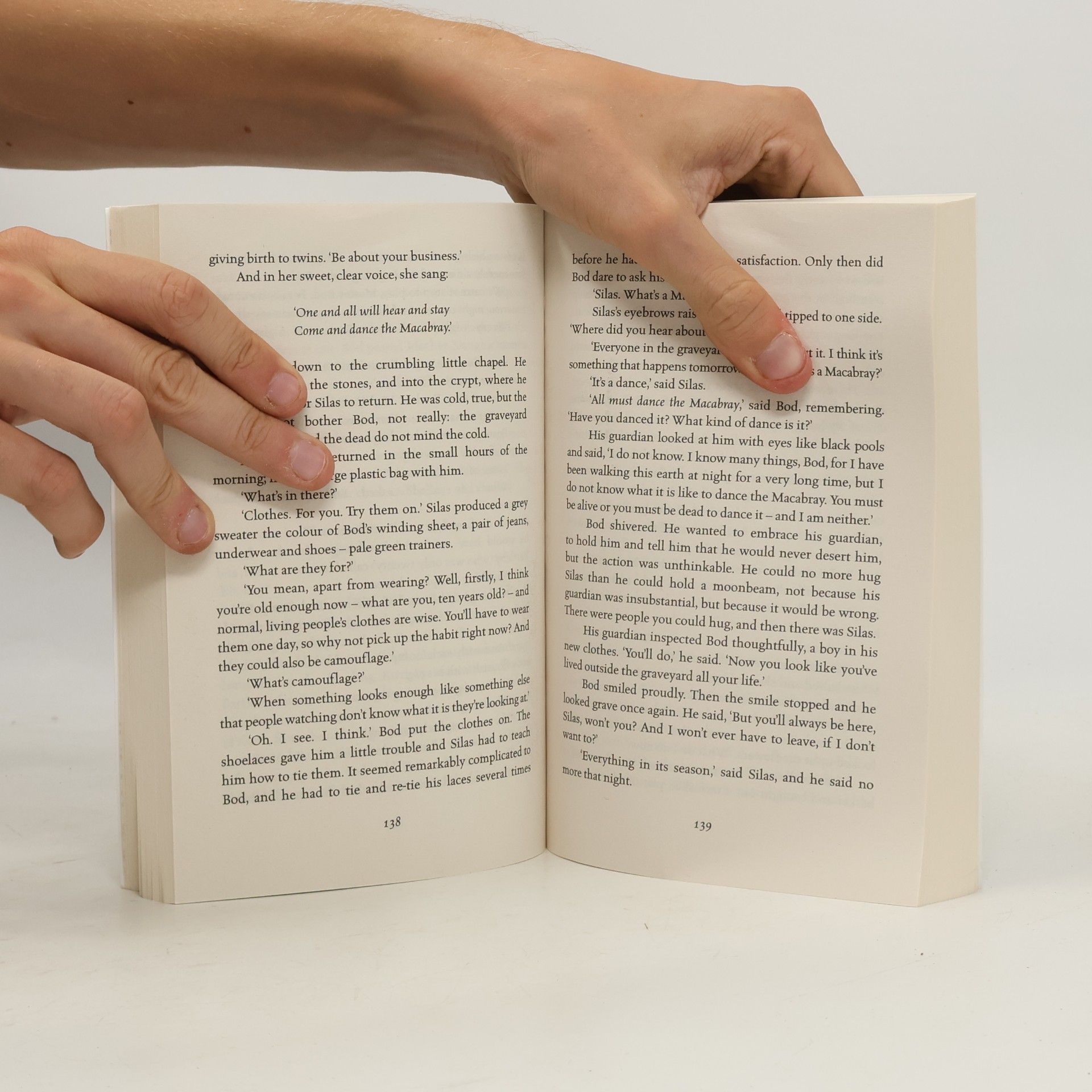 Neil Gaiman The graveyard book