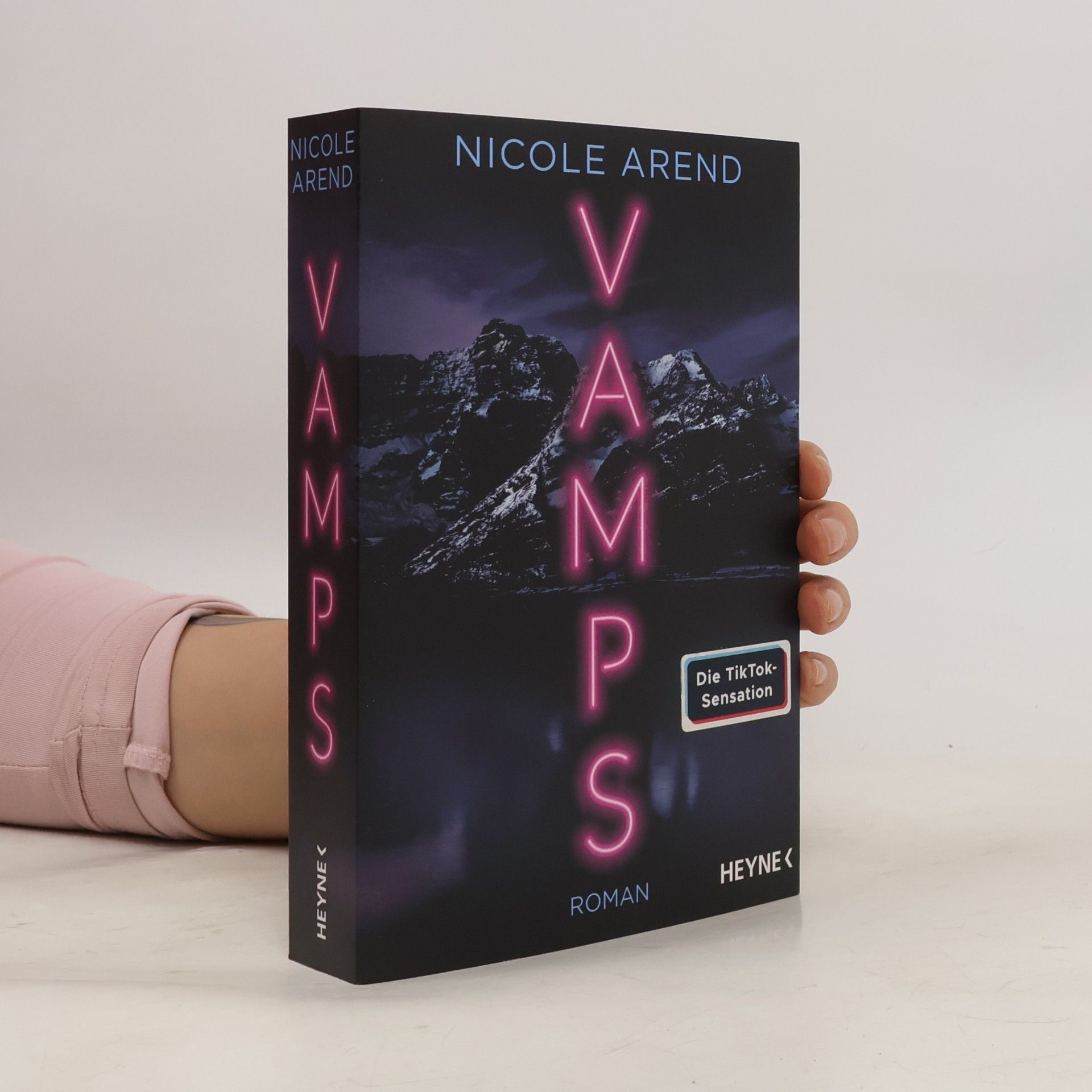 Nicole Arend Vamps