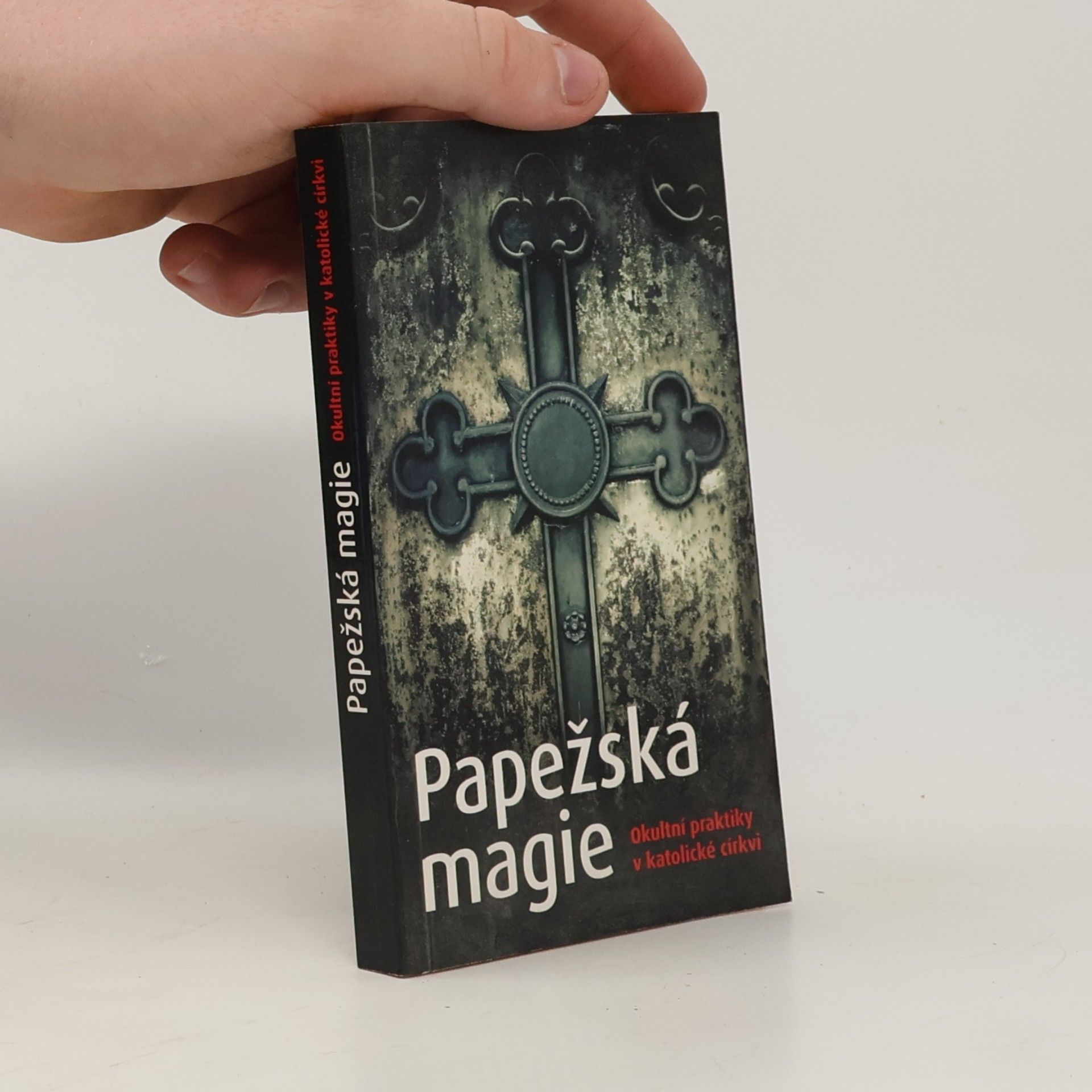 Papežská magie. Okultní praktiky v katolické církvi.