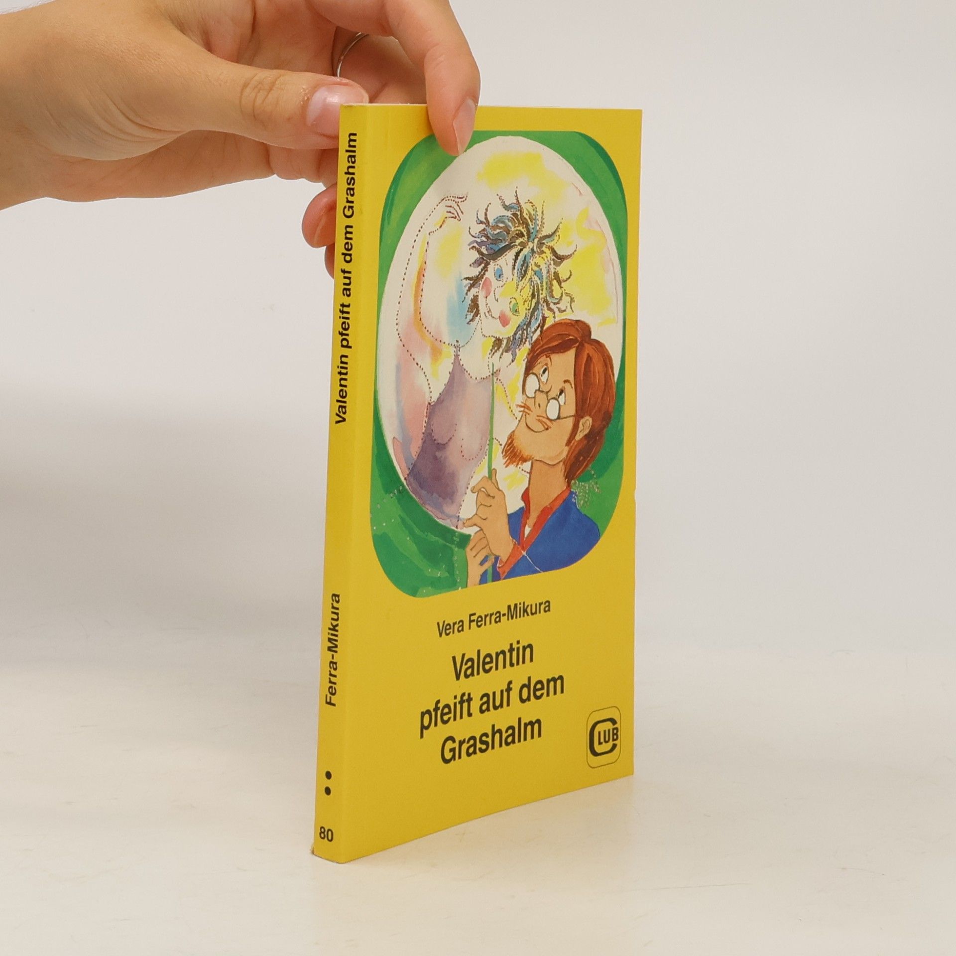 Valentin pfeift auf dem Grashalm