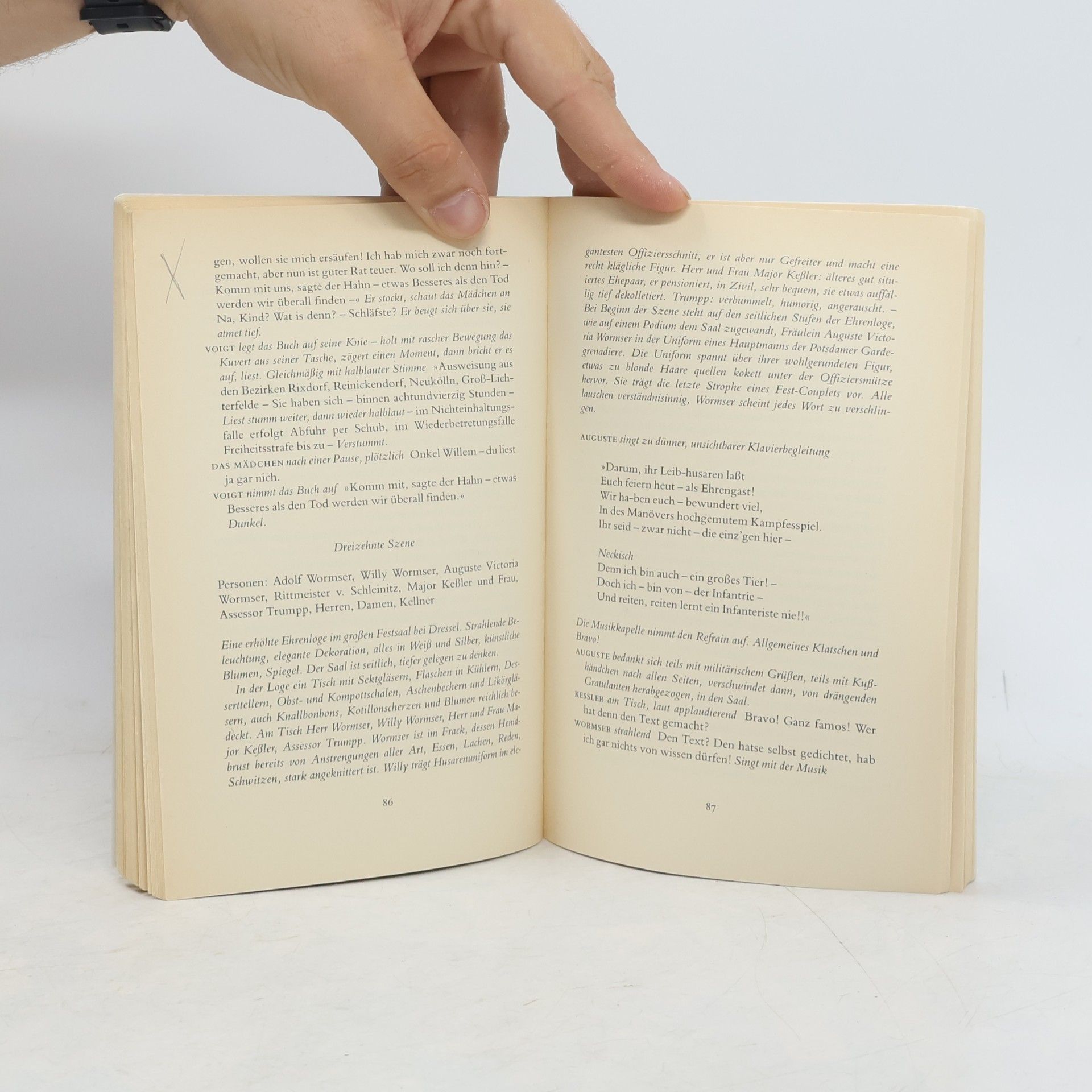 Carl Zuckmayer Der Hauptmann von Köpenick : ein deutsches Märchen in drei Akten