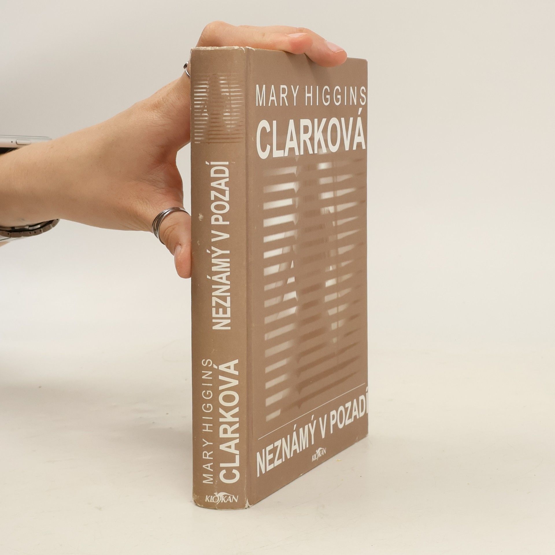 Mary Higginsová Clarková Neznámý v pozadí