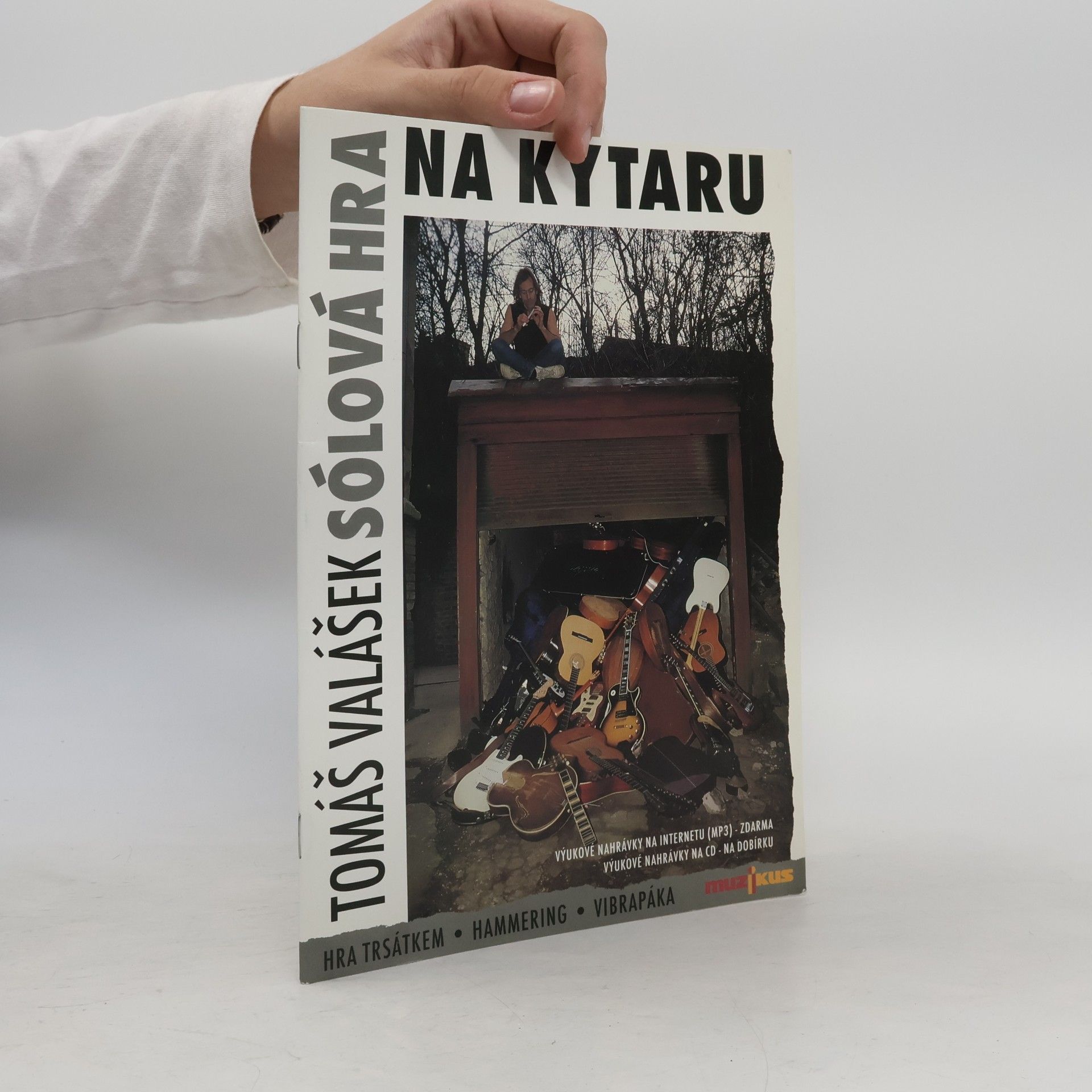 Sólová hra na kytaru hra trsátkem, hammering, vibrapáka