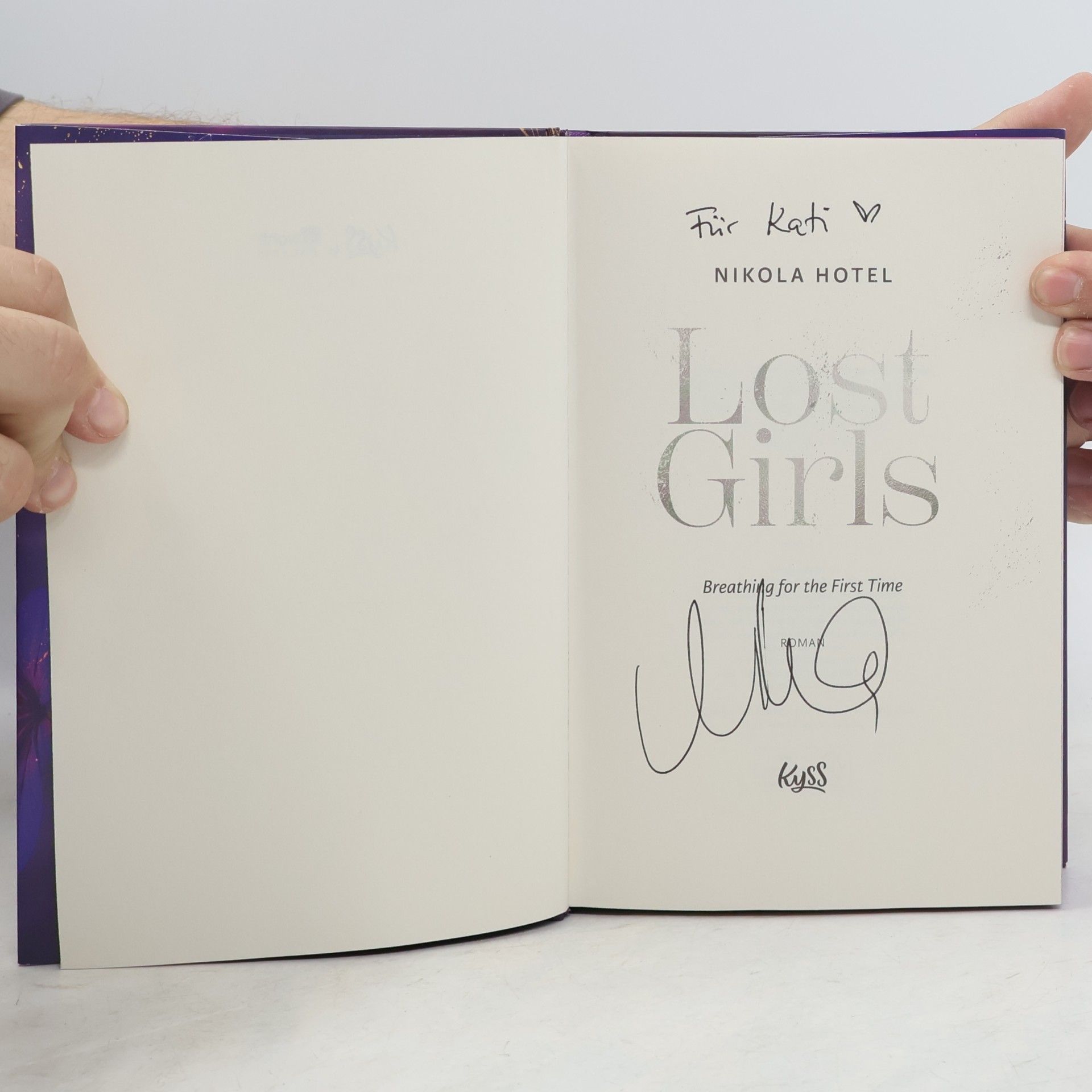 Nikola Hotel Lost-Girls-Dilogie - 1: Lost Girls − Breathing for the First Time - Mit limitiertem Farbschnitt in der ersten Auflage