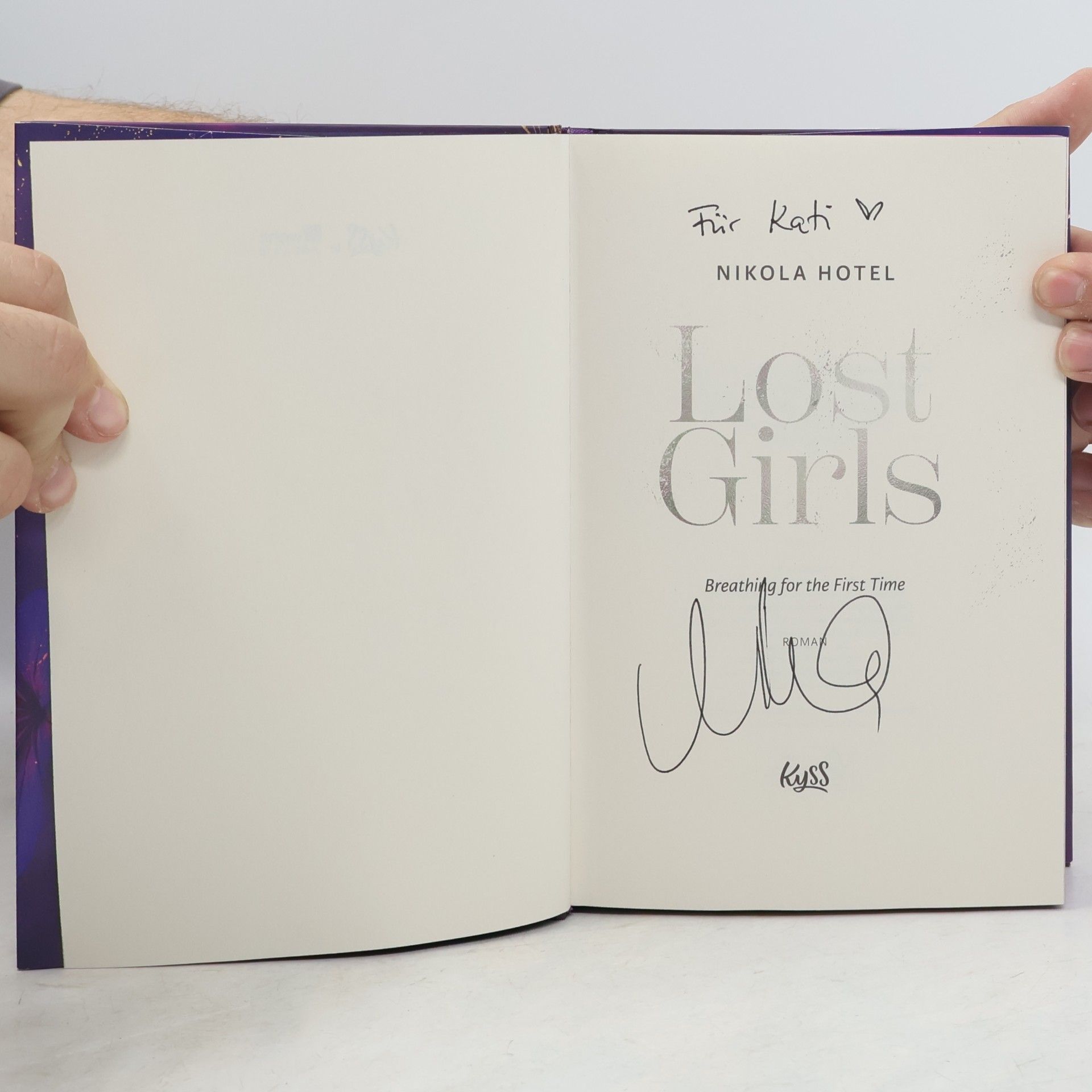 Nikola Hotel Lost-Girls-Dilogie - 1: Lost Girls − Breathing for the First Time - Mit limitiertem Farbschnitt in der ersten Auflage