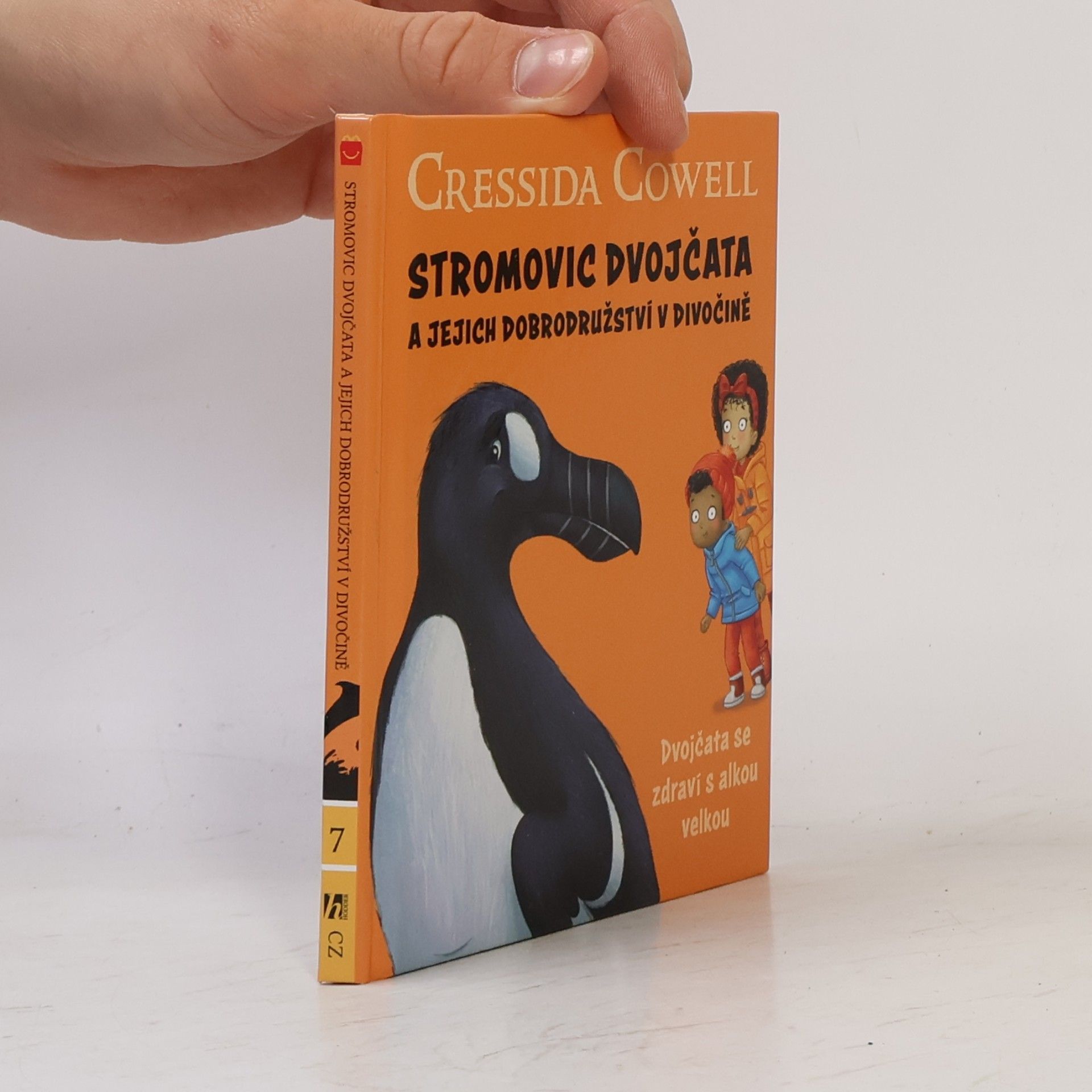 Cressida Cowell Stromovic dvojčata a jejich dobrodružství v divočině. Dvojčata se zdraví s alkou velkou
