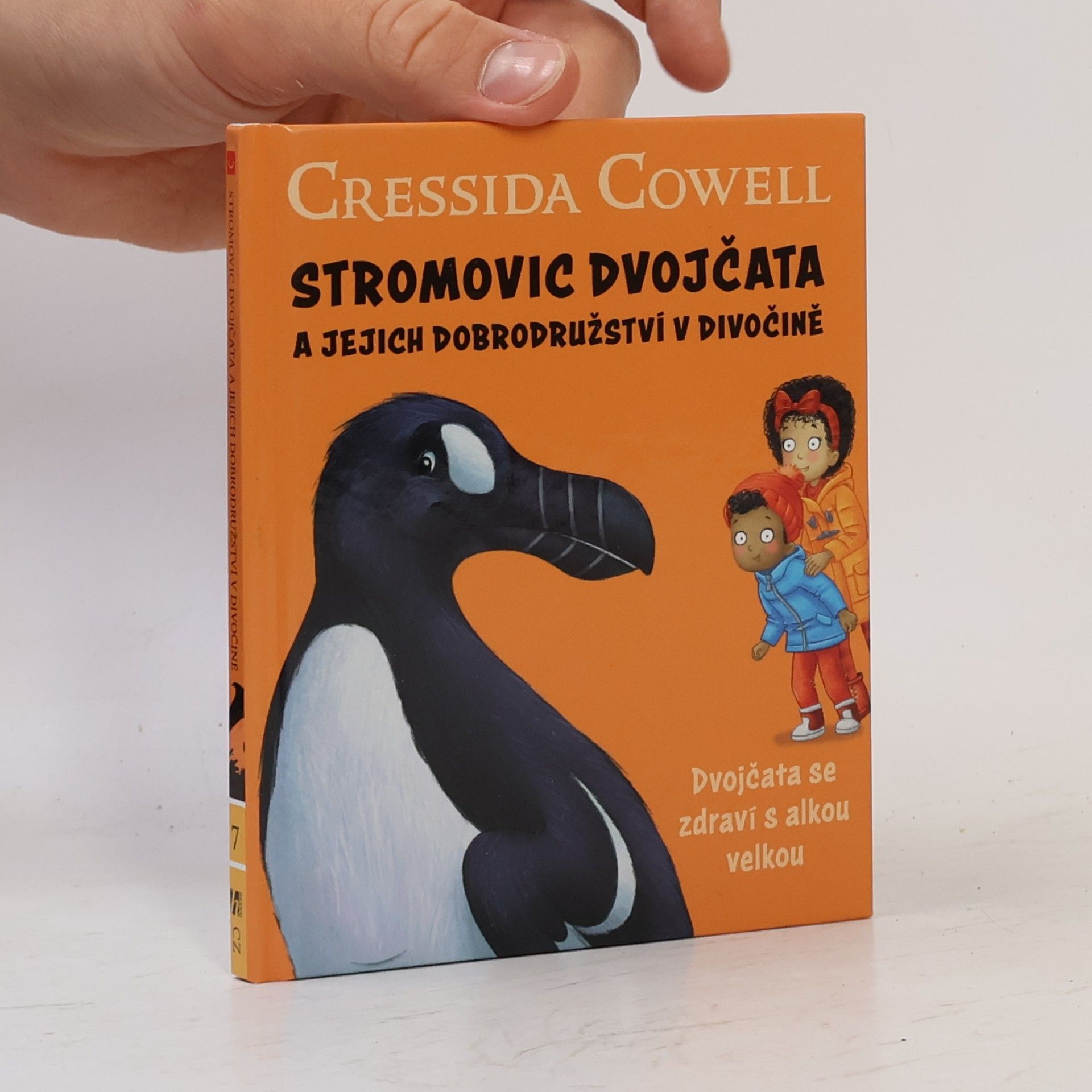 Cressida Cowell Stromovic dvojčata a jejich dobrodružství v divočině. Dvojčata se zdraví s alkou velkou