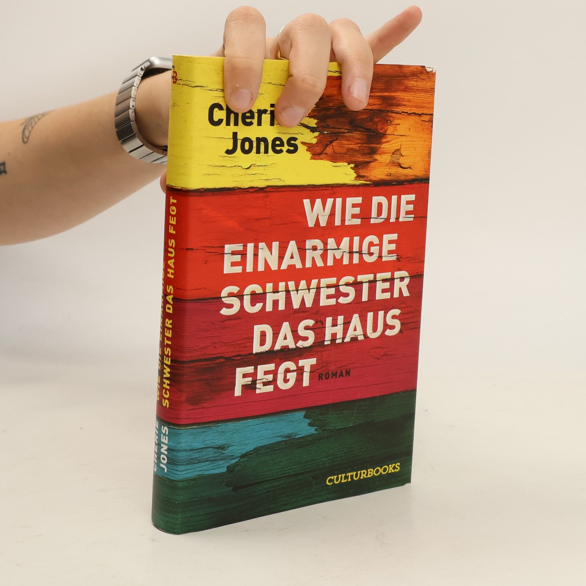 Wie die einarmige Schwester das Haus fegt