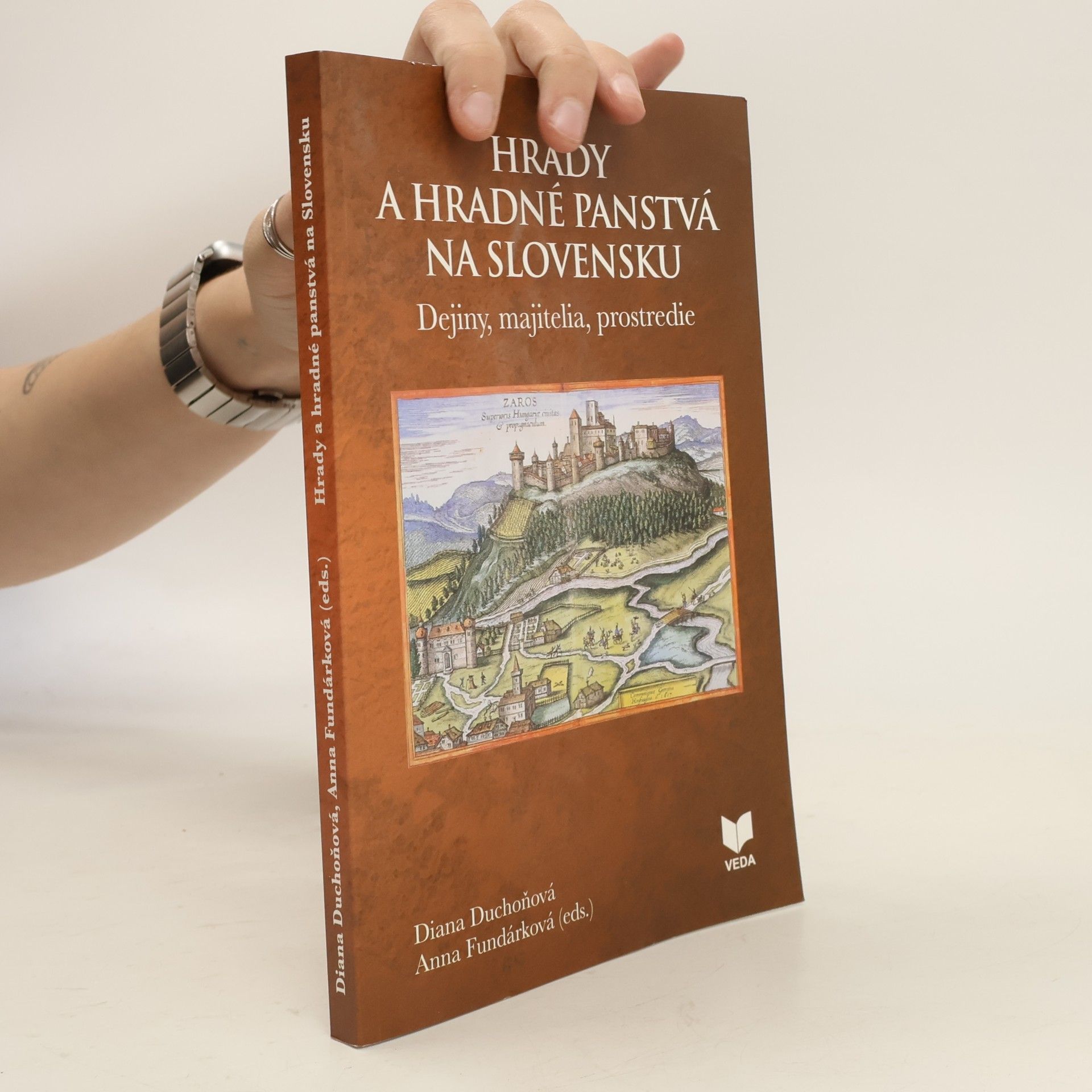 Hrady a hradné panstvá na Slovensku: Dejiny, majitelia, prostredie