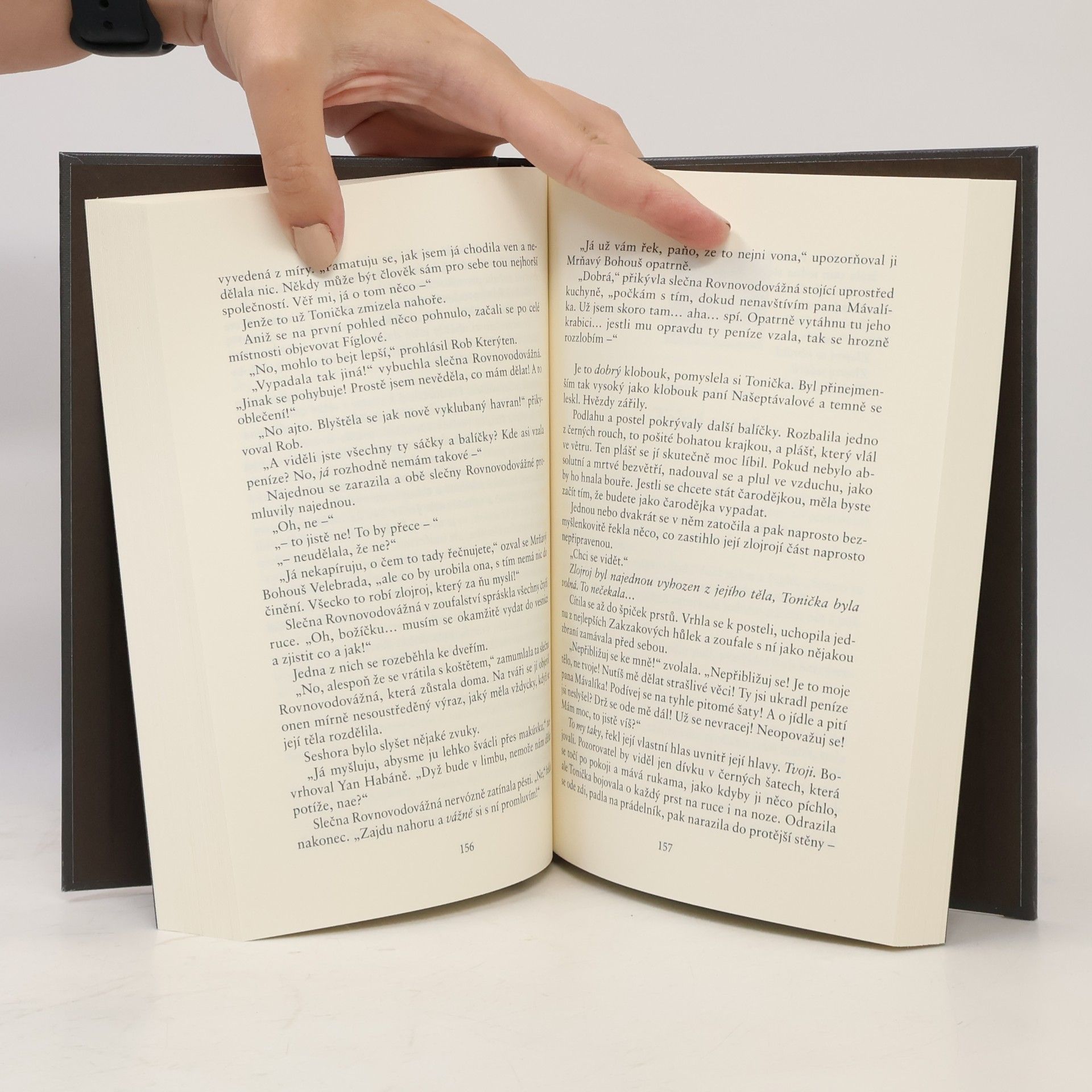 Terry Pratchett Klobouk s oblohou