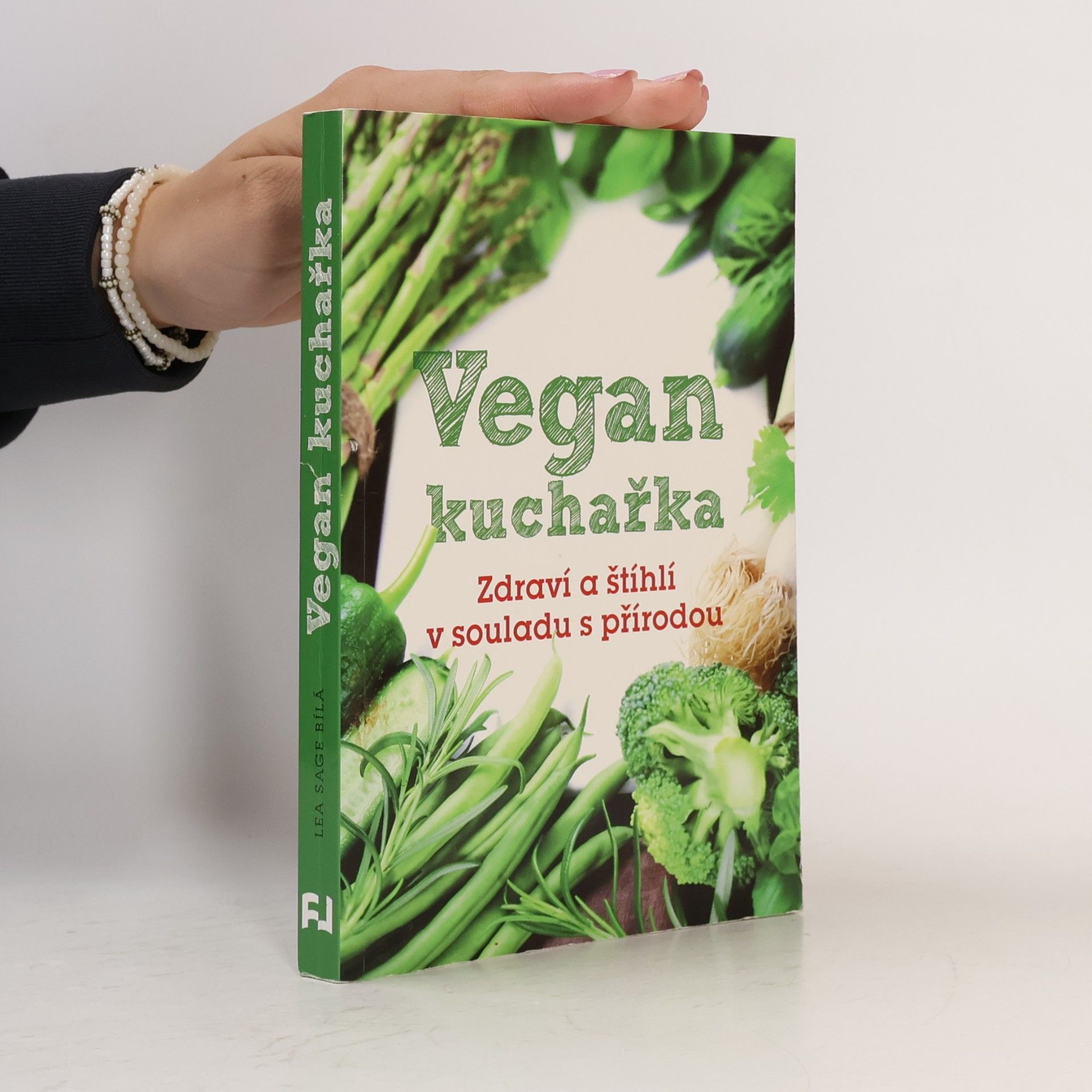 Lea Sage Bílá Vegan kuchařka: Zdraví a štíhlí v souladu s přírodou
