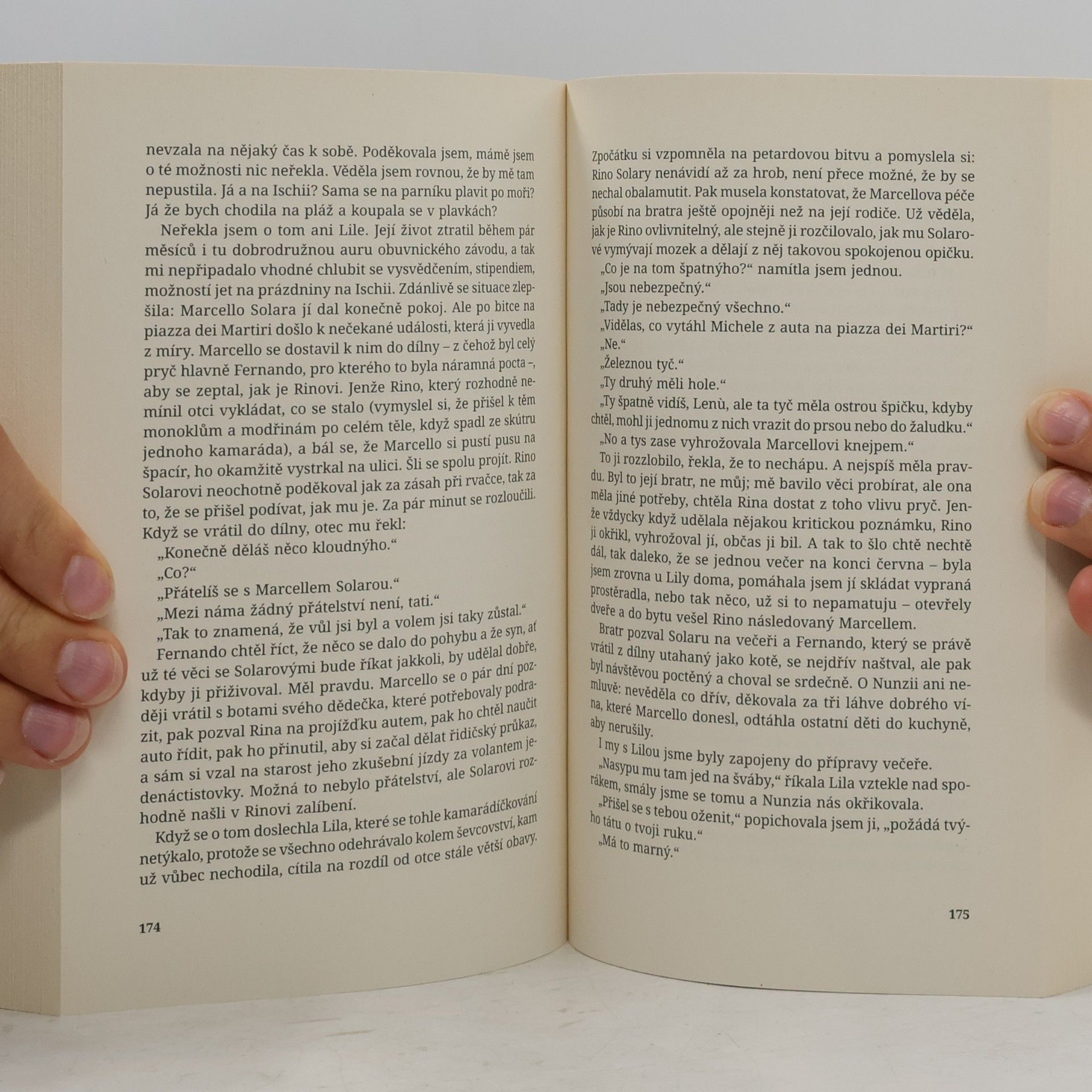 Elena Ferrante Geniální přítelkyně 1. Dětství a dospívání