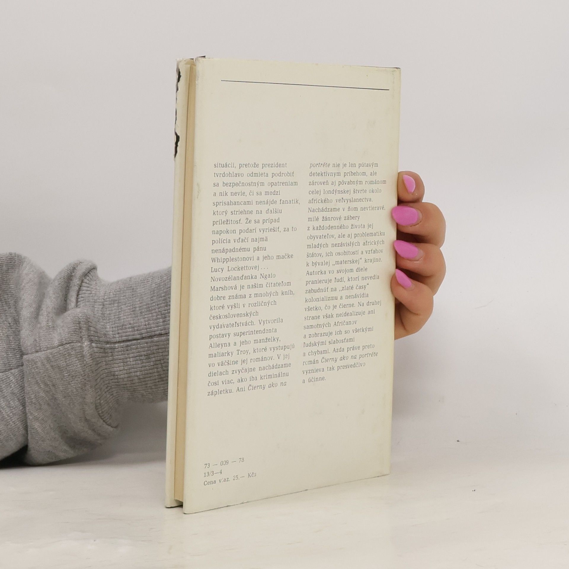 Ngaio Marsh Čierny ako na portréte