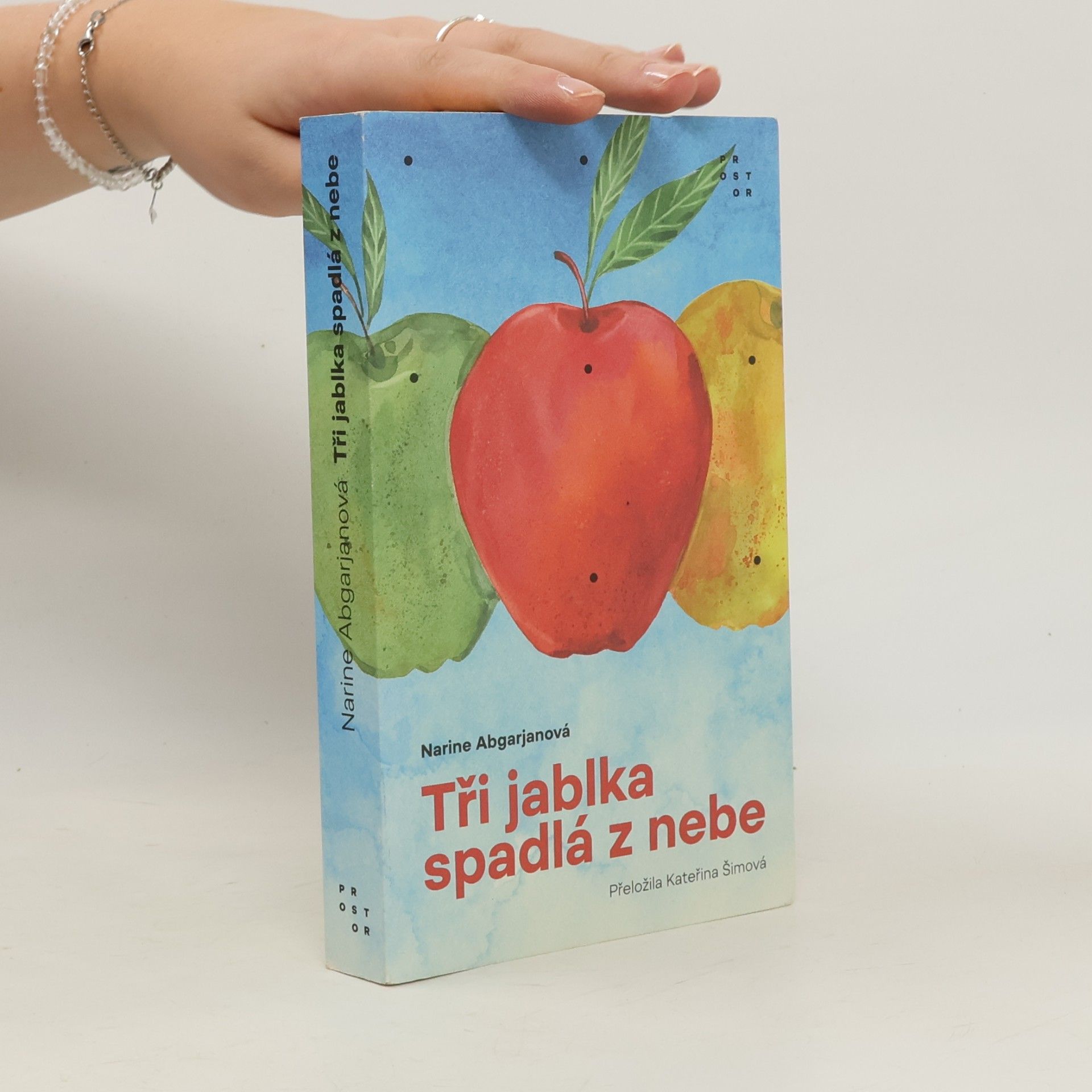 Narinè Abgarjan Tři jablka spadlá z nebe