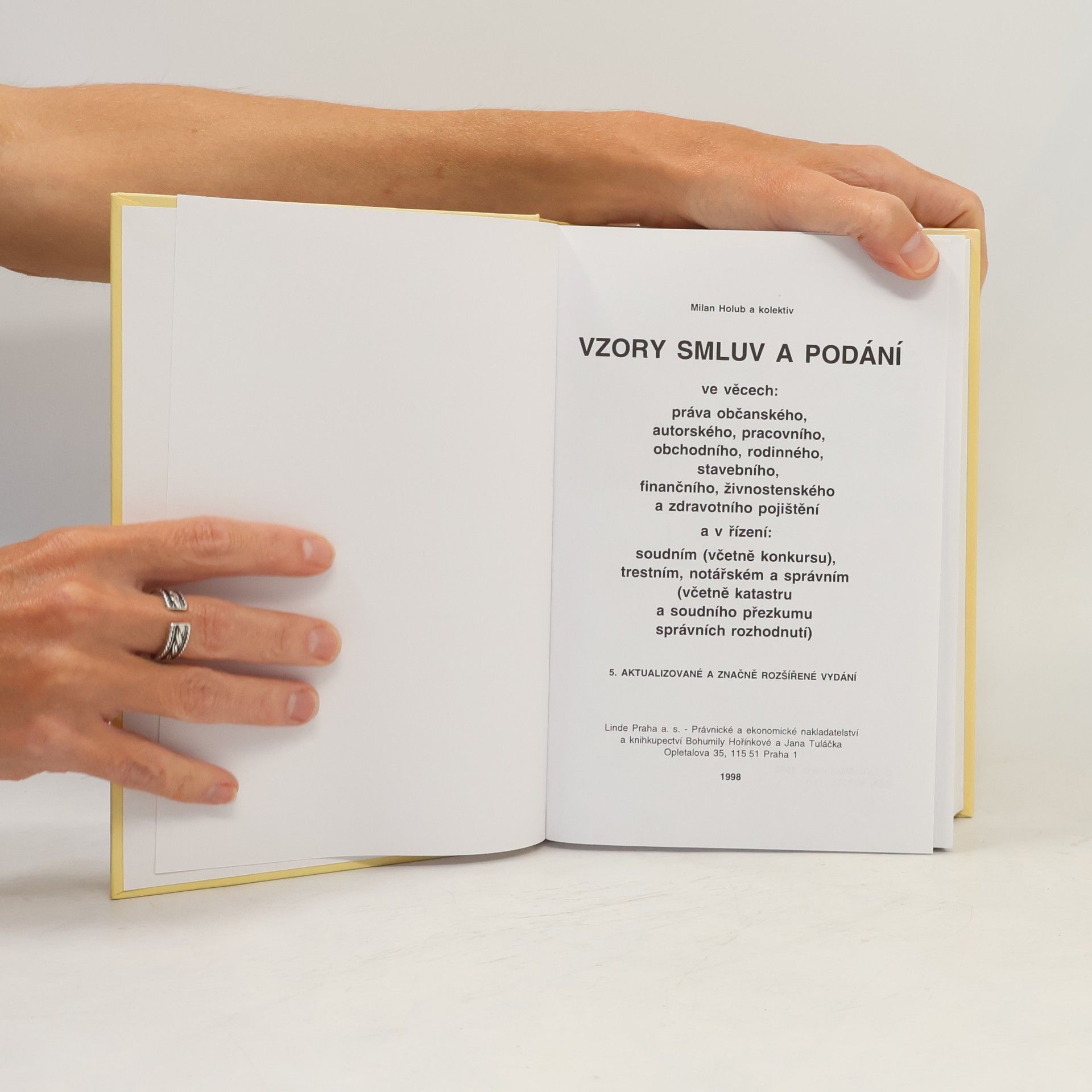 Milan Holub Vzory smluv a podání