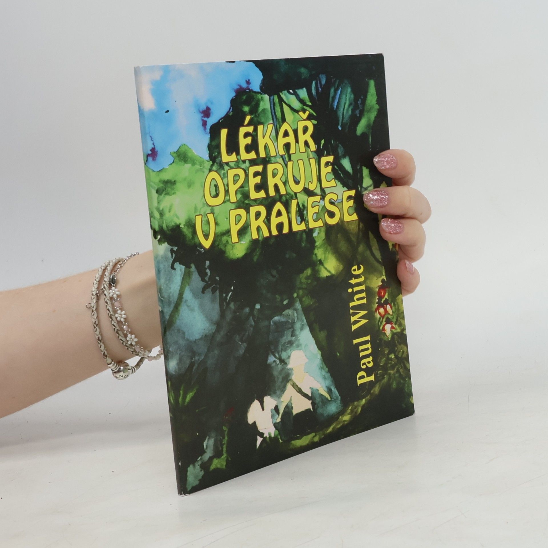 Lékař operuje v pralese