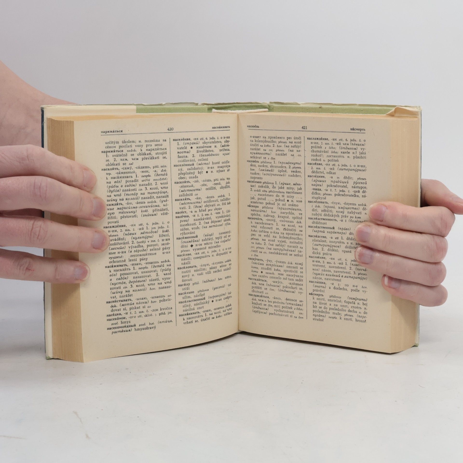 Autores varios Školní rusko-český slovník