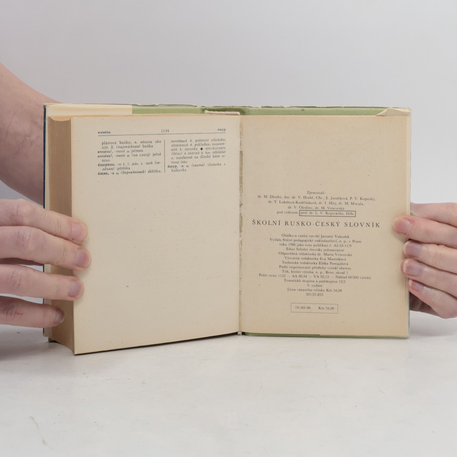 Autores varios Školní rusko-český slovník