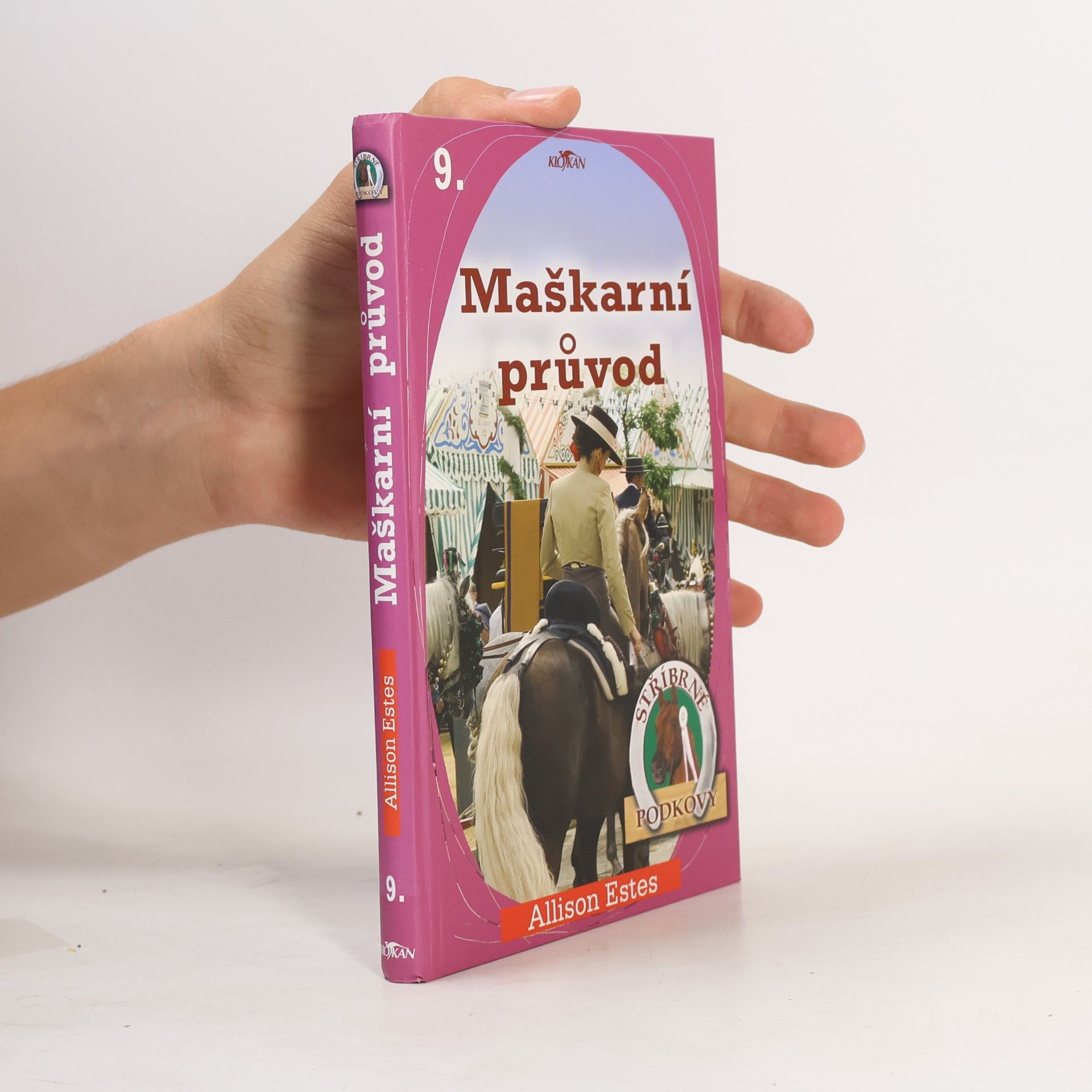 Allison Estes Stříbrné podkovy. 9, Maškarní průvod