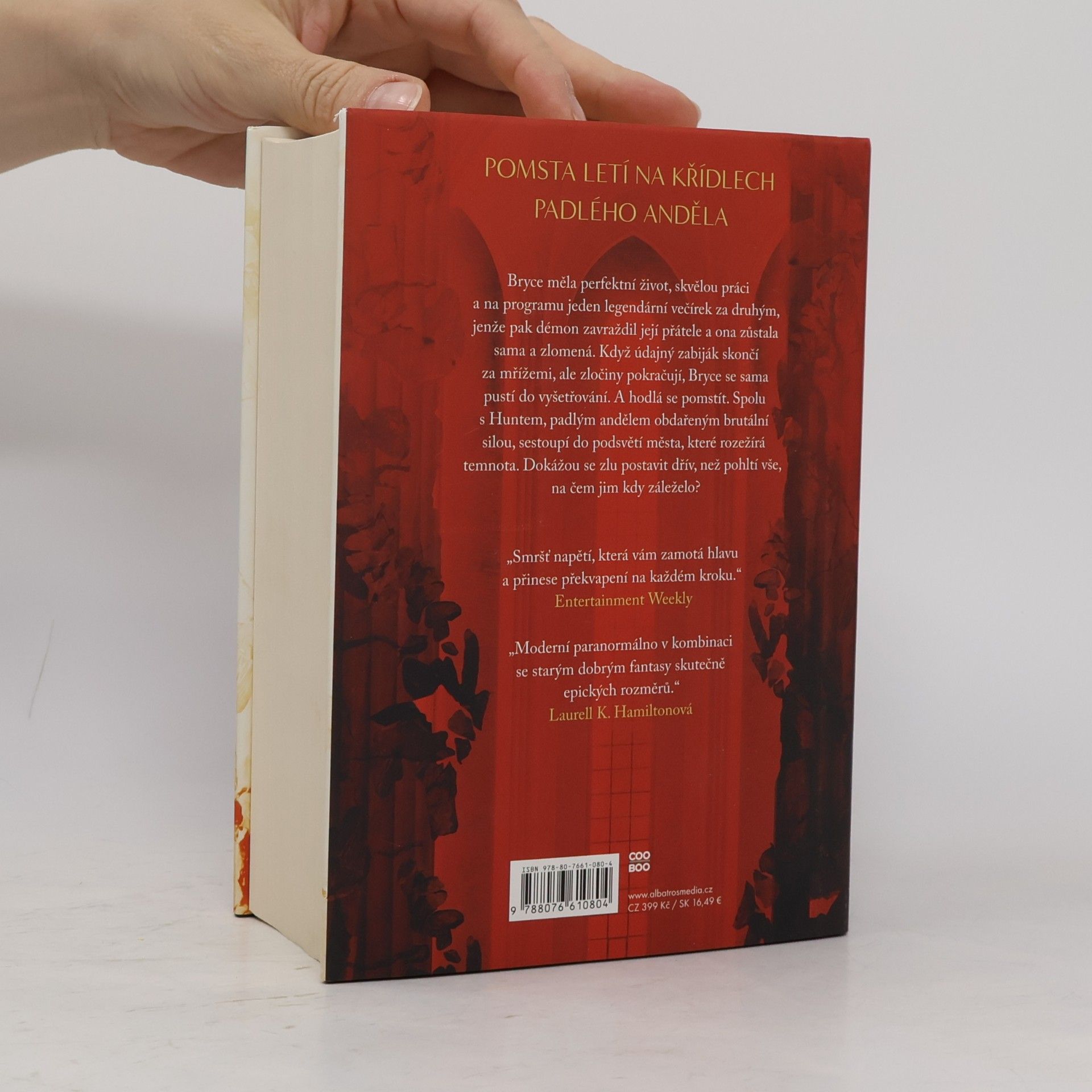 Sarah J. Maas Půlměsíční město. Rod země a krve