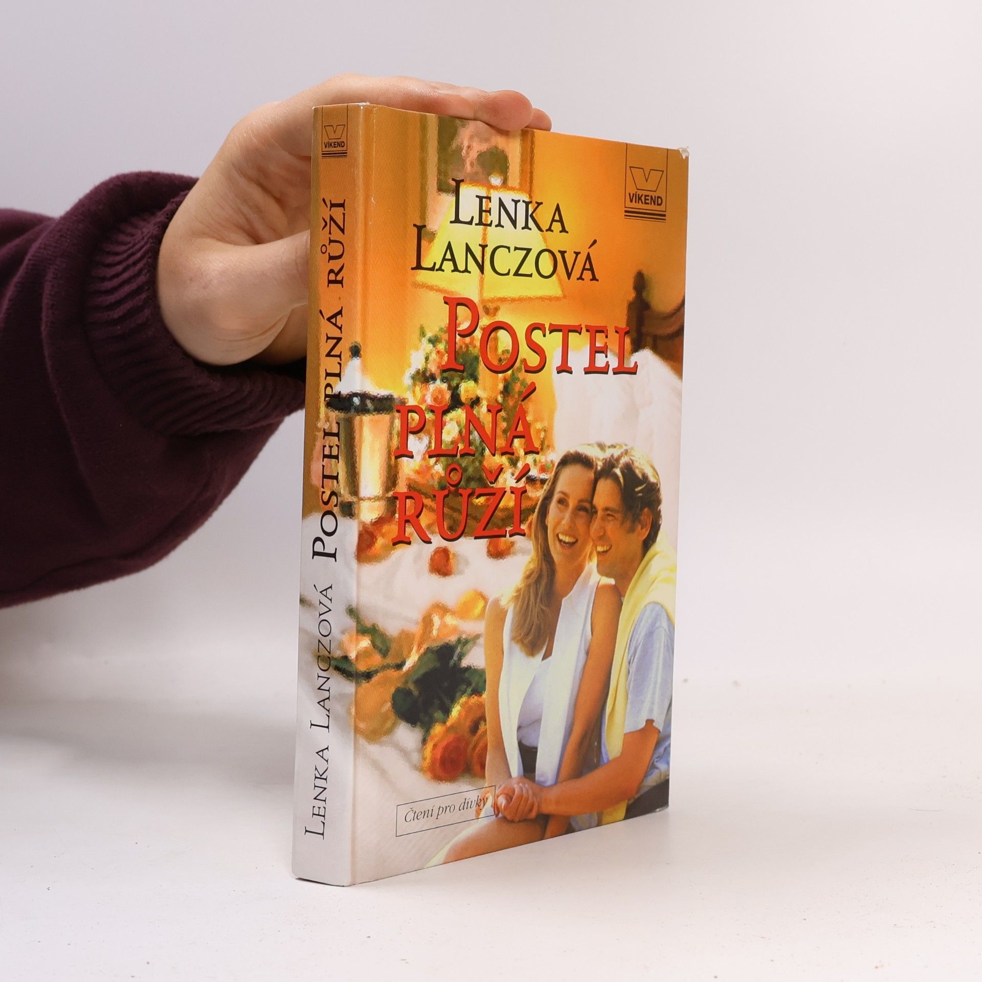 Lenka Lanczová Postel plná růží