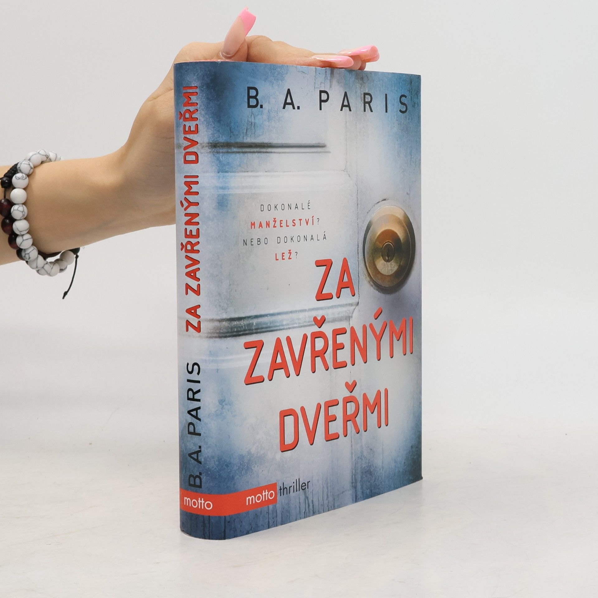 B.A. Paris Za zavřenými dveřmi