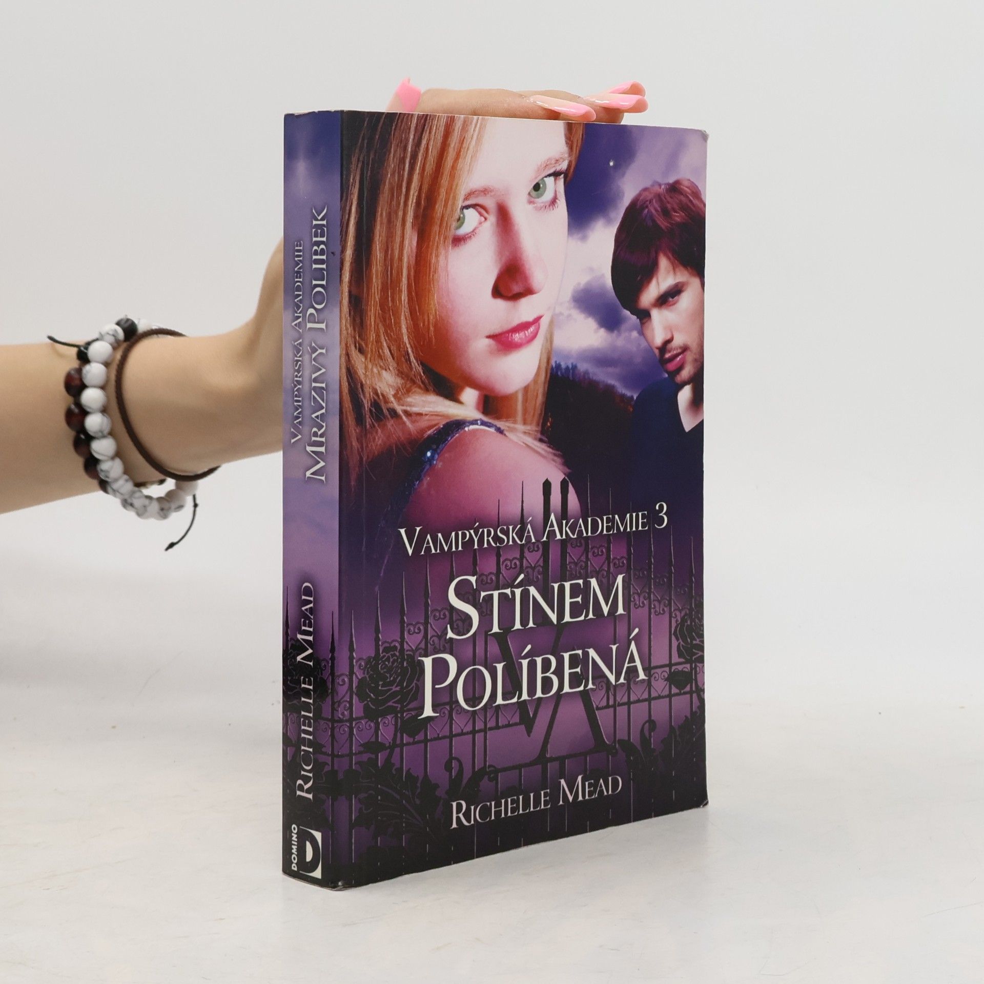 Richelle Mead Vampýrská akademie 3: Stínem políbená.