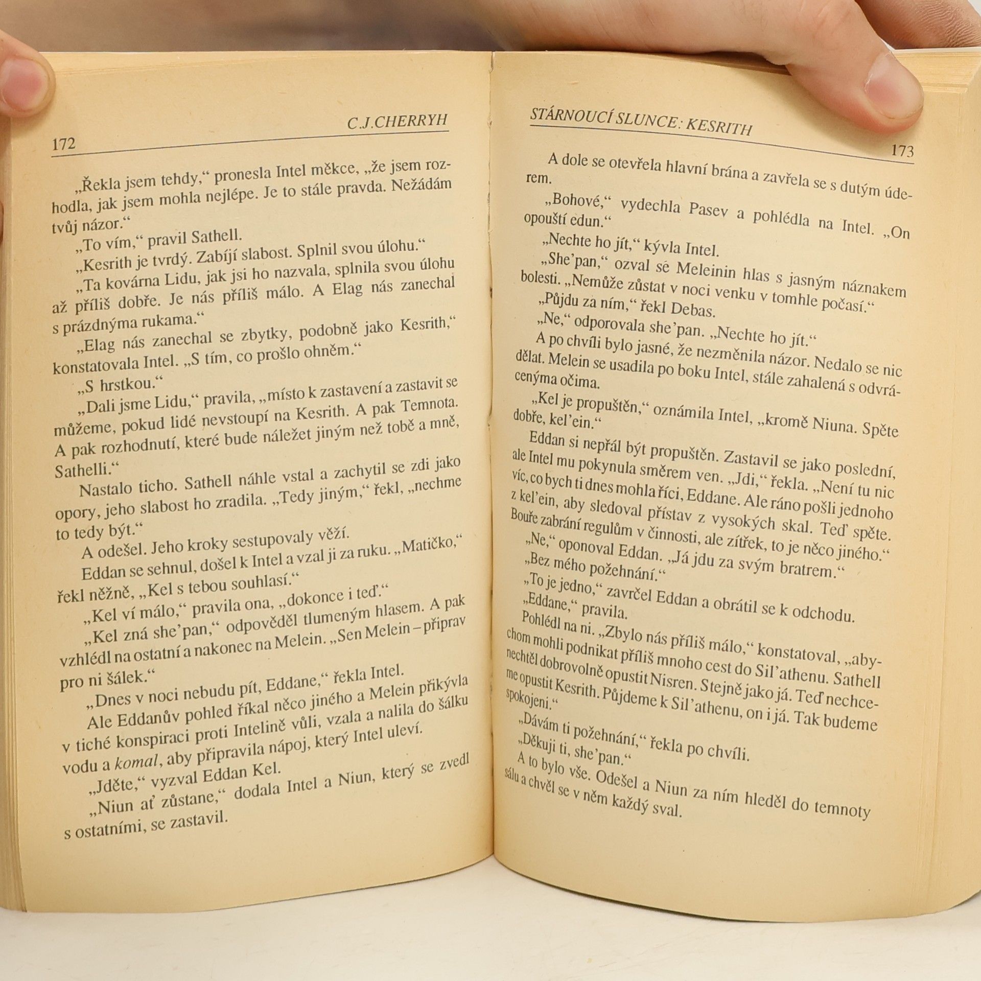 C. J. Cherryh Stárnoucí slunce 1. Kesrith