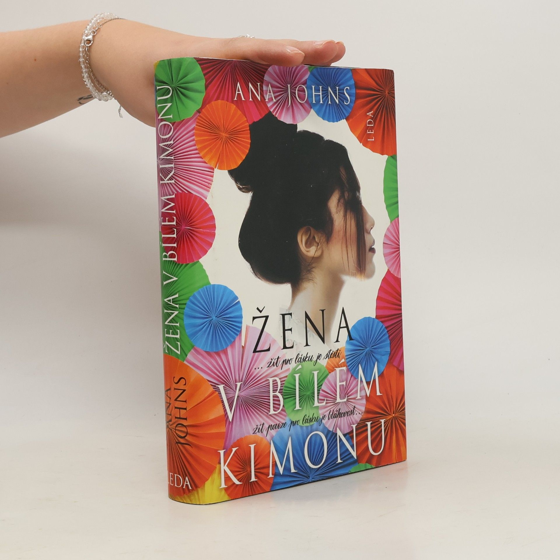 Ana Johns Žena v bílém kimonu