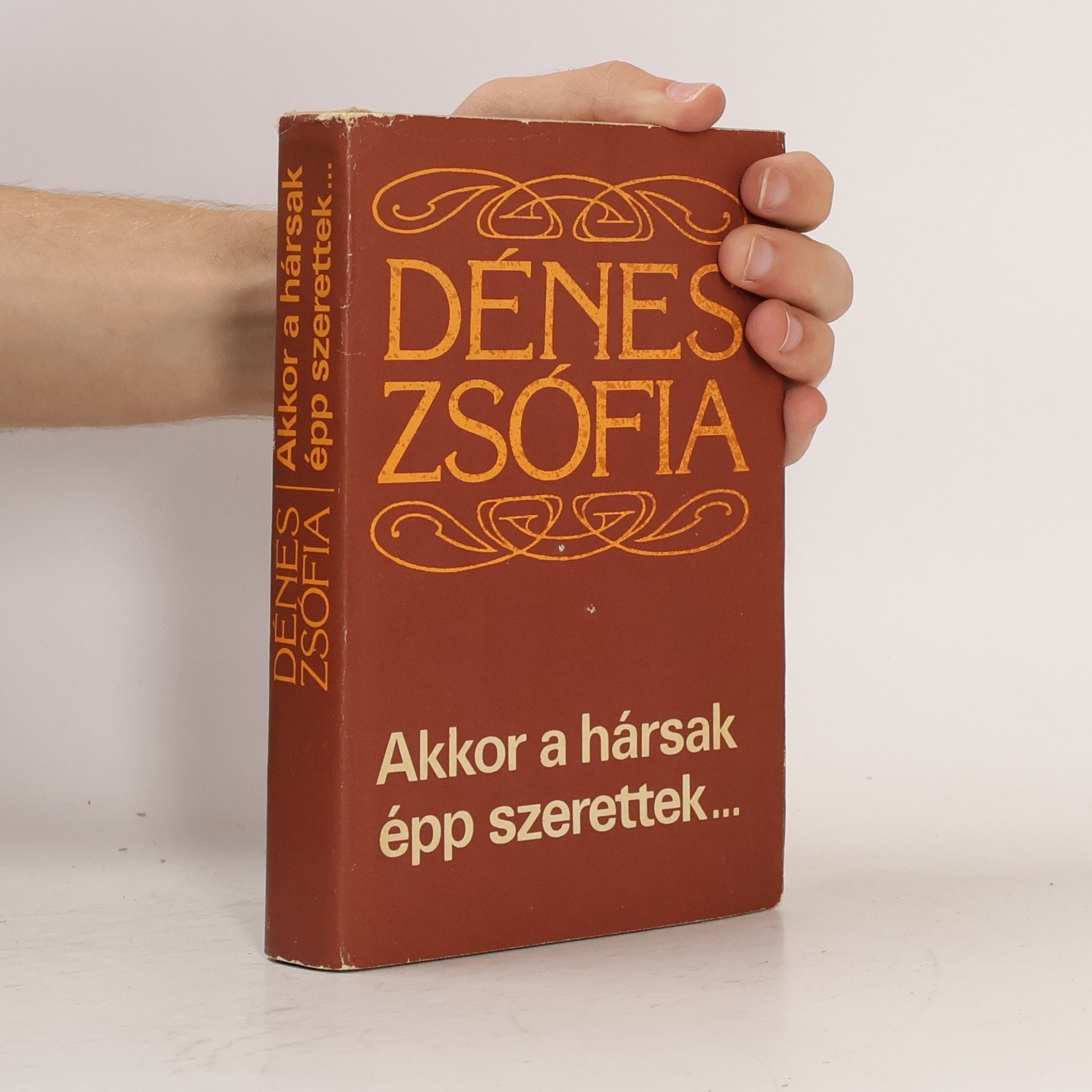 Zsófia Dénes Akkor a hársak épp szerettek...
