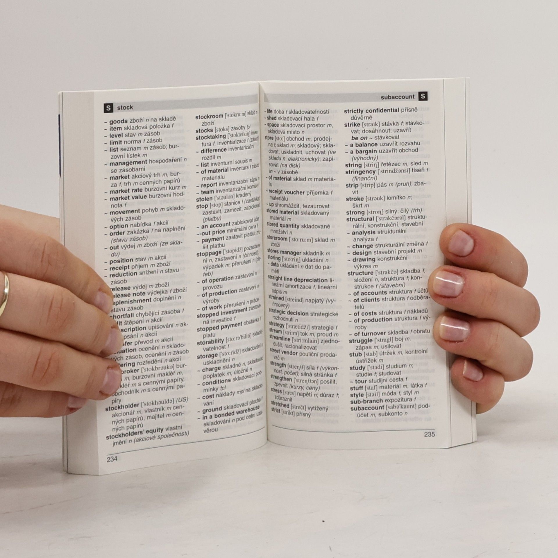 Marcela Straková Handy slovník ekonomický anglicko-český a česko-anglický = Handy dictionary of business terms English-Czech, Czech-English