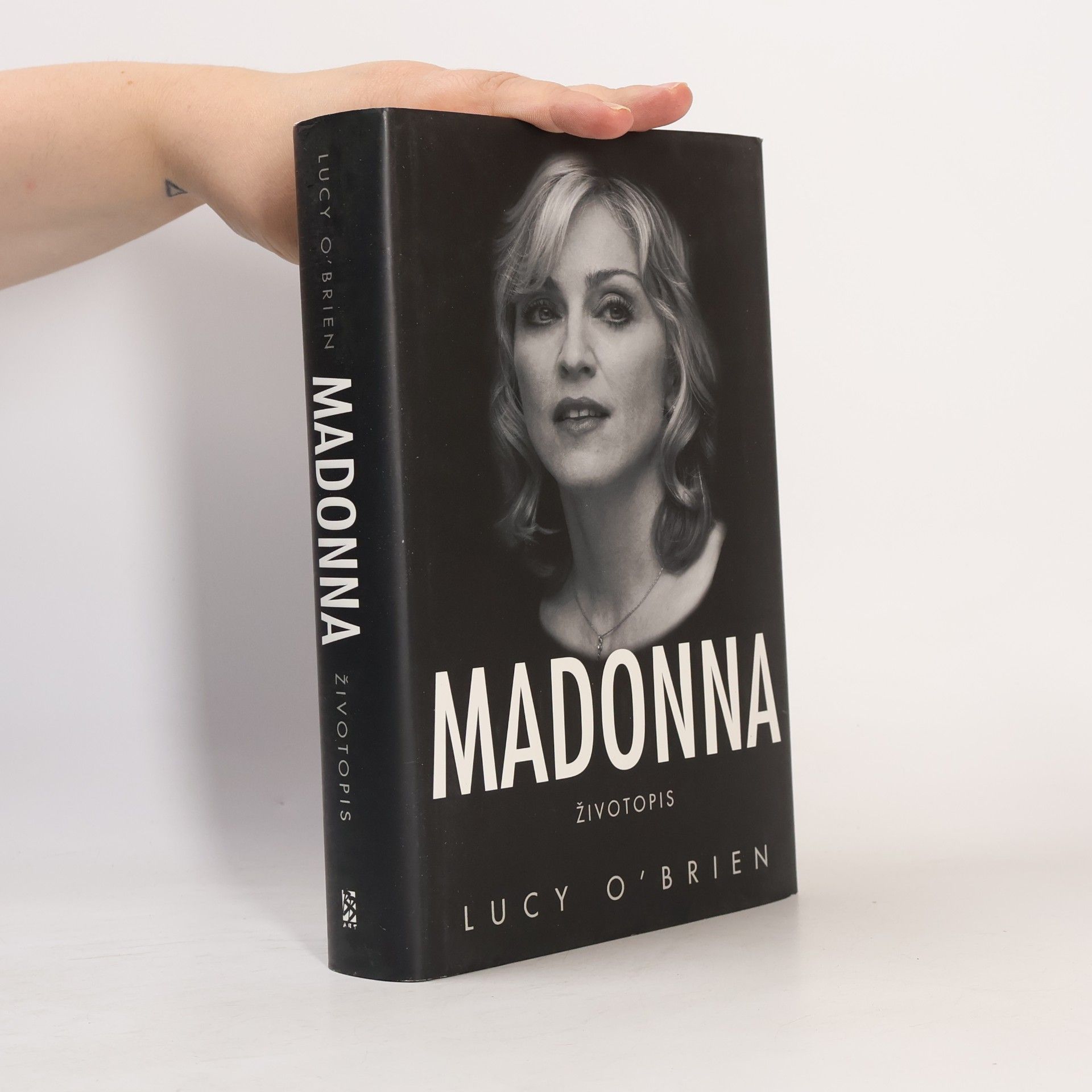 Lucy O'Brien Madonna. Životopis