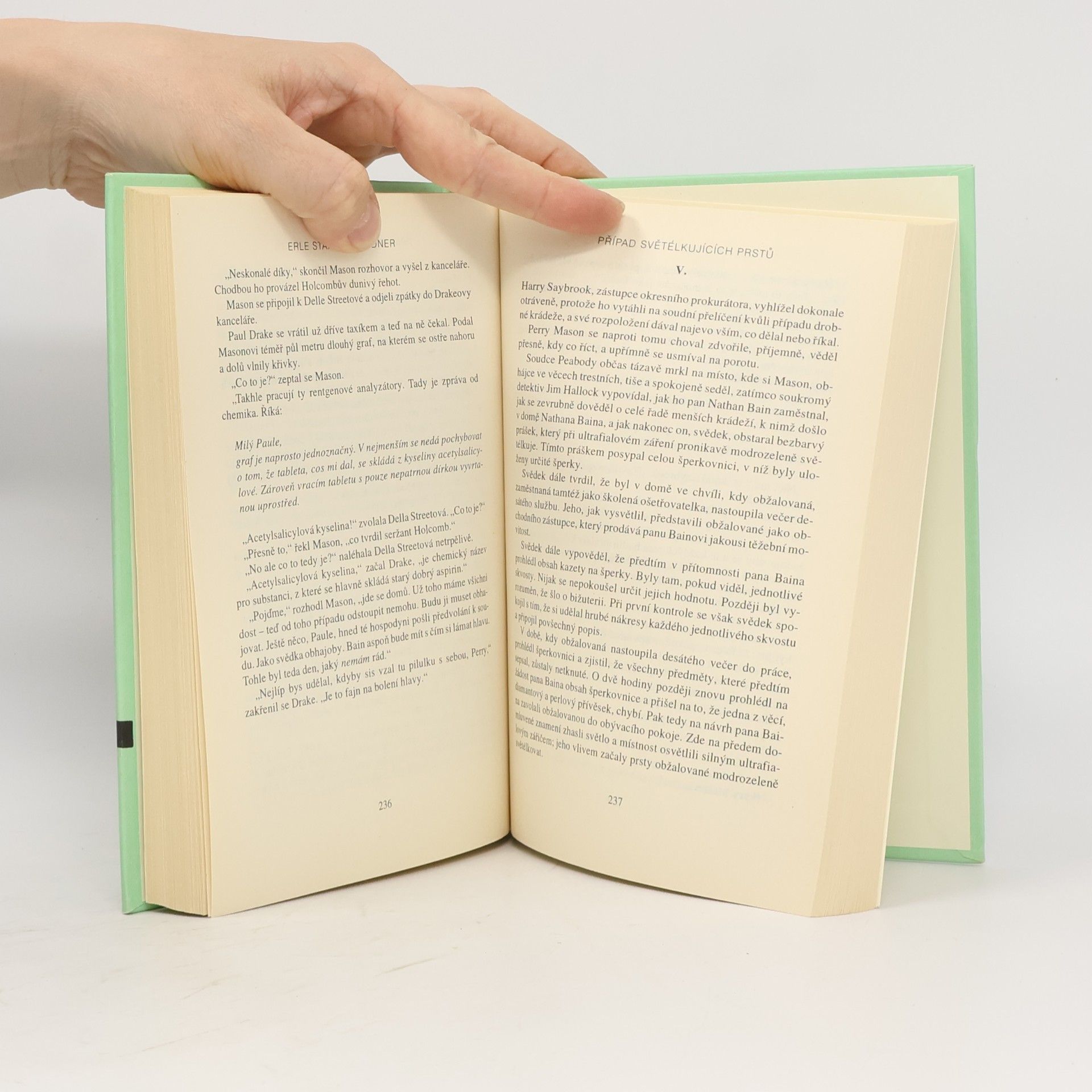 Erle Stanley Gardner Případ vyjícího psa / Případ světélkujících prstů