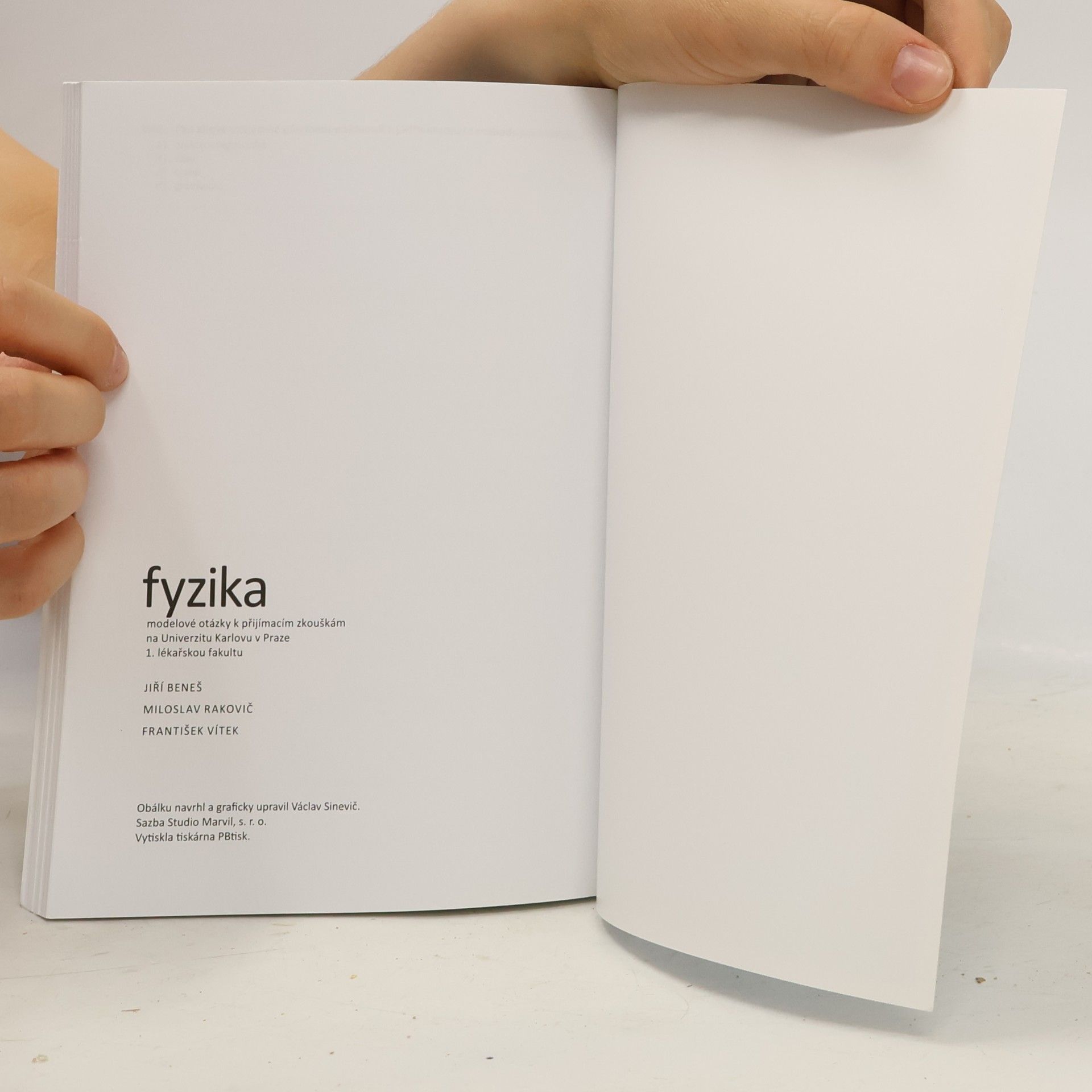 Jiří Beneš Fyzika. Modelové otázky k přijímacím zkouškám na UK v Praze 1. LF.