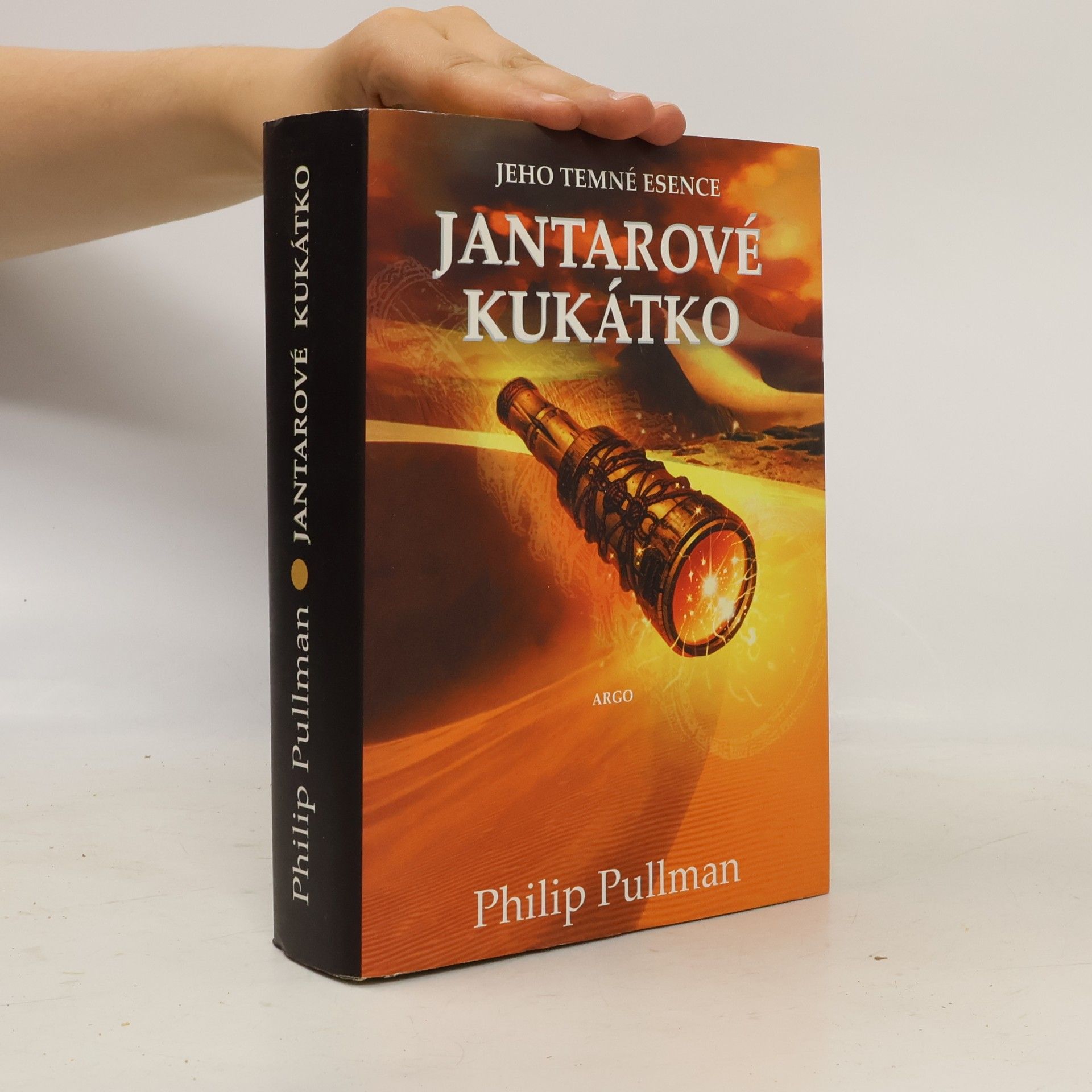 Philip Pullman Jeho temné esence. Jantarové kukátko