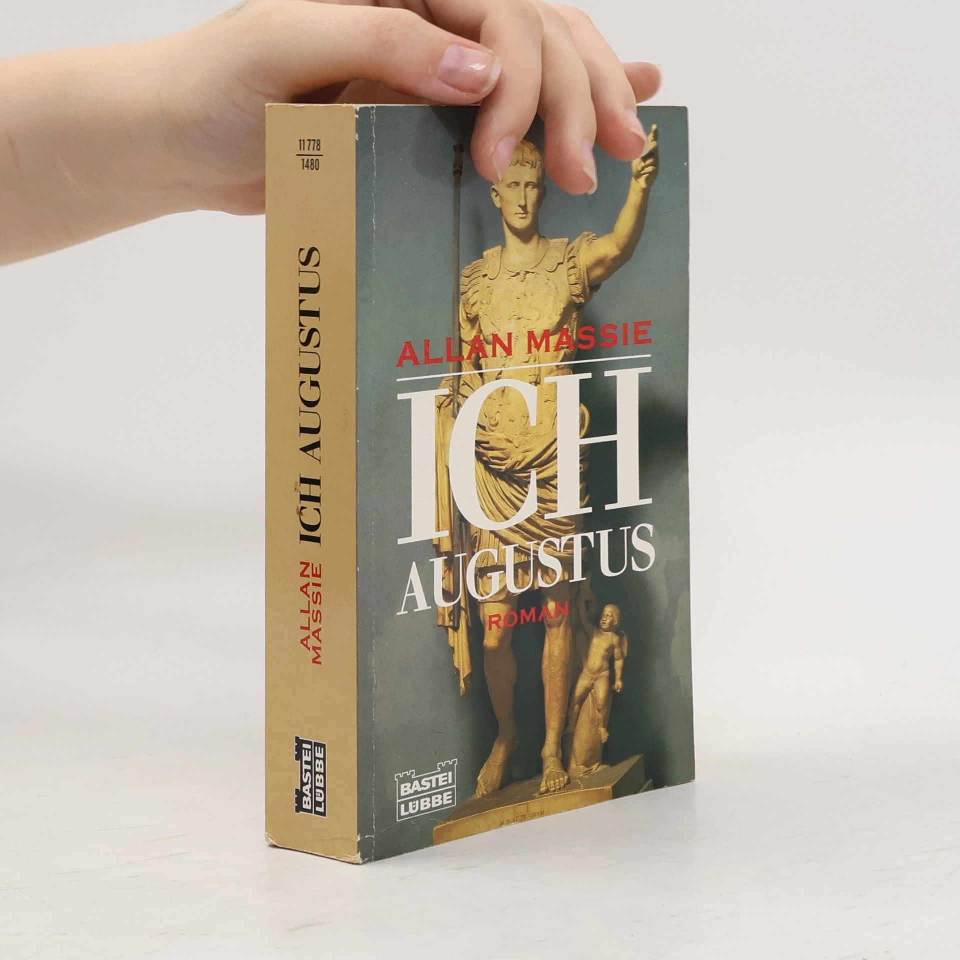 Allan Massie Ich, Augustus