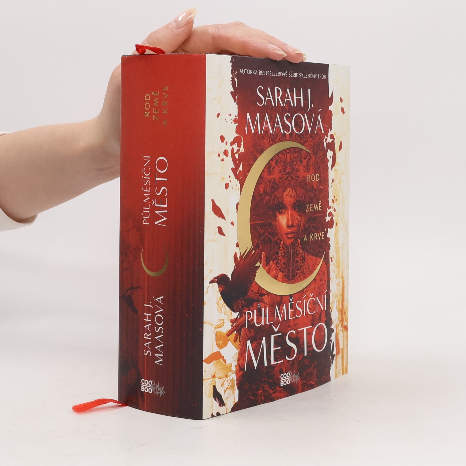 Sarah J. Maas Půlměsíční město. Rod země a krve