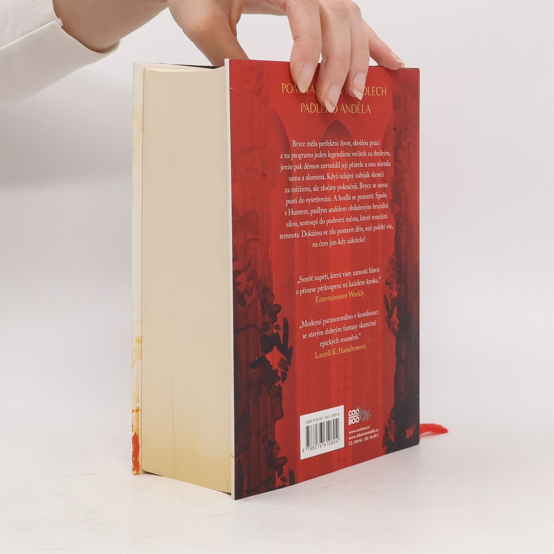 Sarah J. Maas Půlměsíční město. Rod země a krve