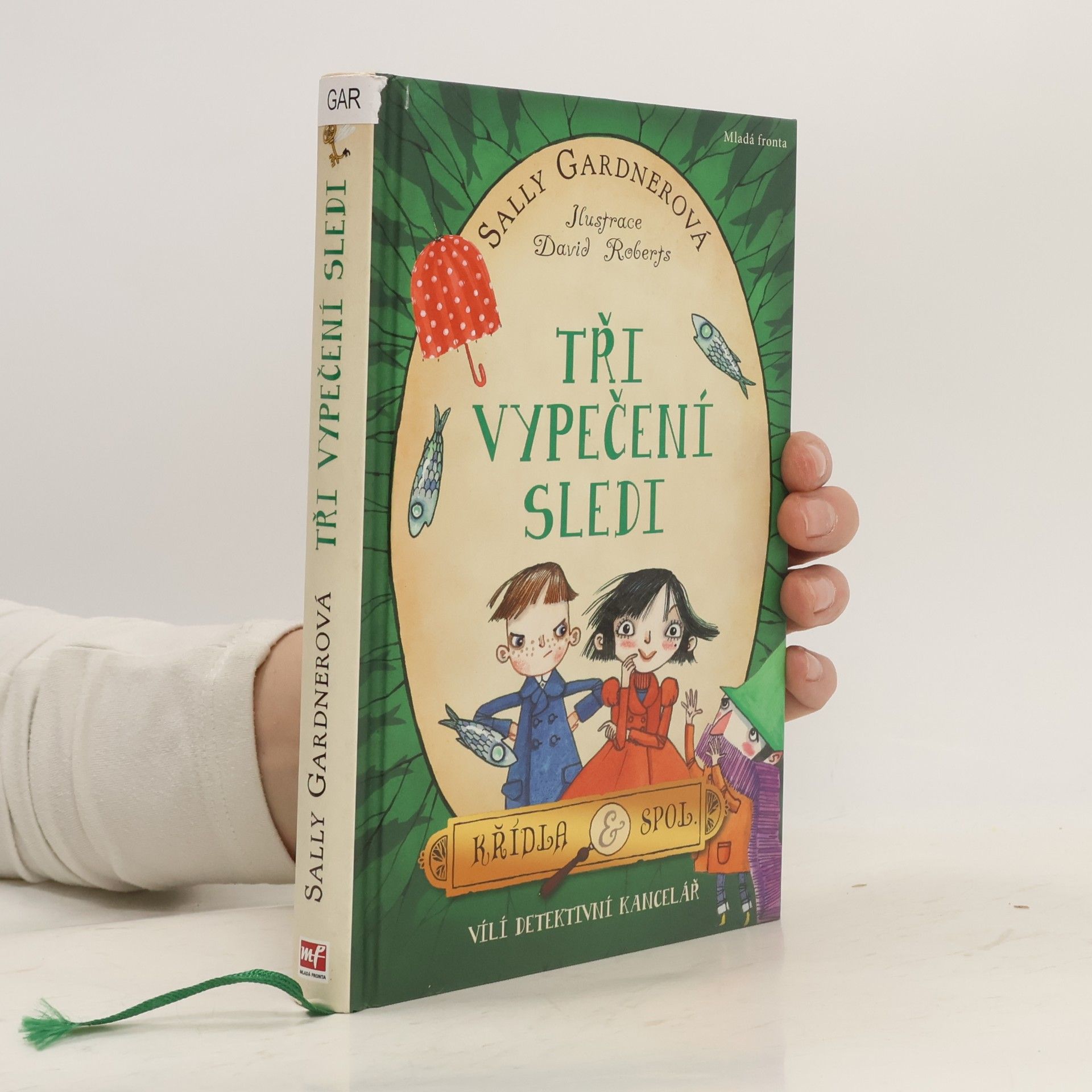 Sally Gardner Tři vypečení sledi: Vílí detektivní kancelář. Křídla & spol.