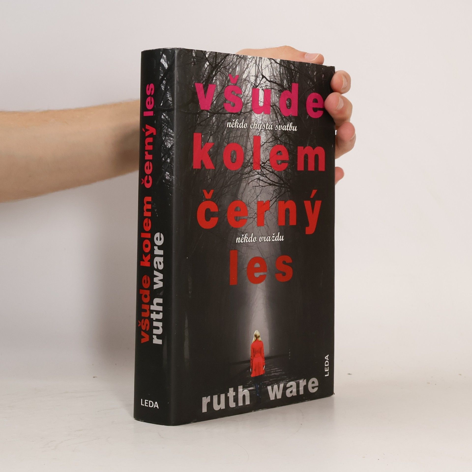Ruth Ware Všude kolem černý les: Někdo chystá svatbu, někdo vraždu