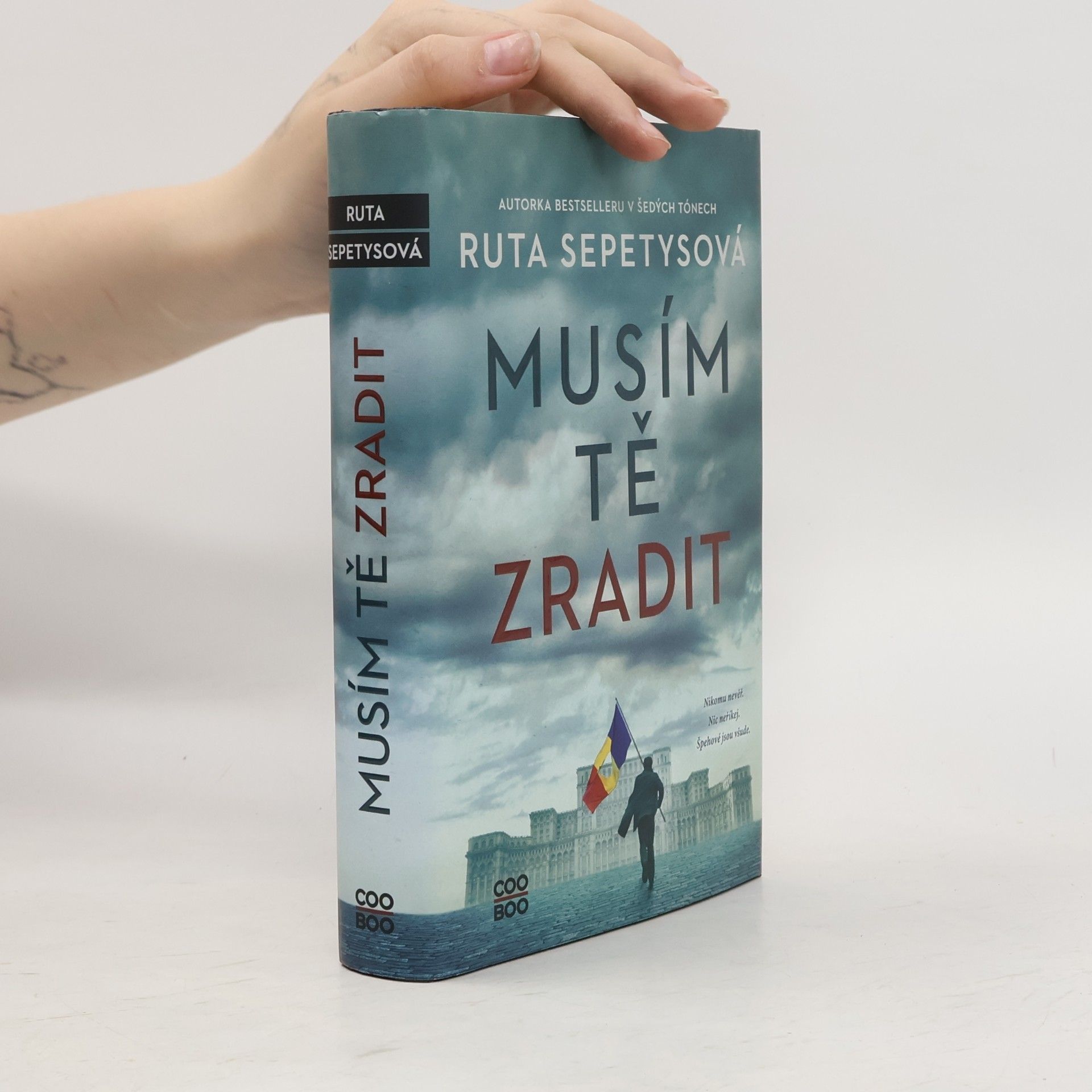 Ruta Sepetys Musím tě zradit