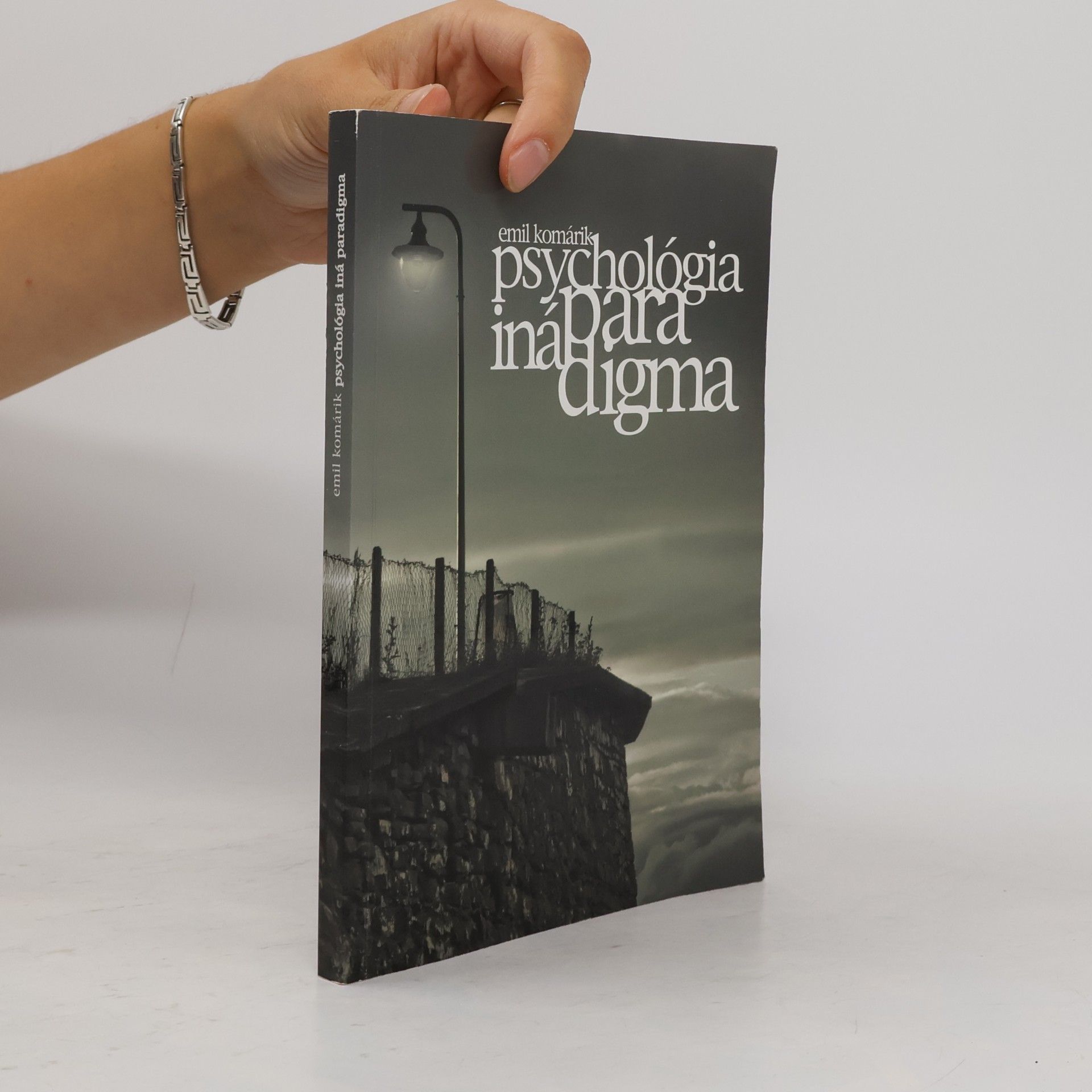 Emil Komárik Psychológia: iná paradigma