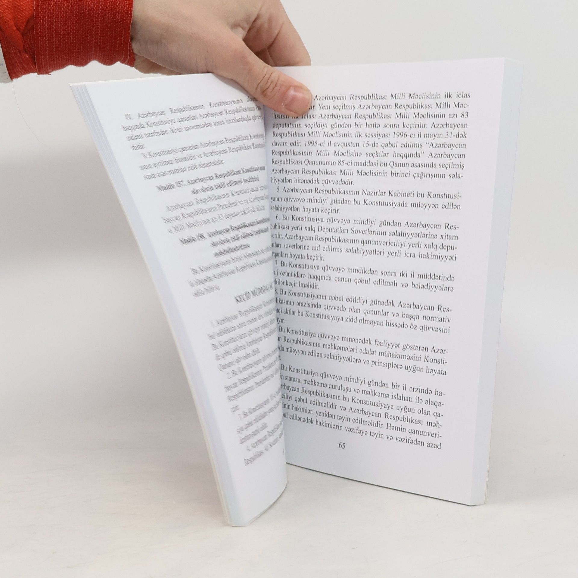 Autores varios Azərbaycan Respublikasının Konstitusiyası = The Constitution of the Republic of Azerbaijan = Конституция Азербайджанской Республики