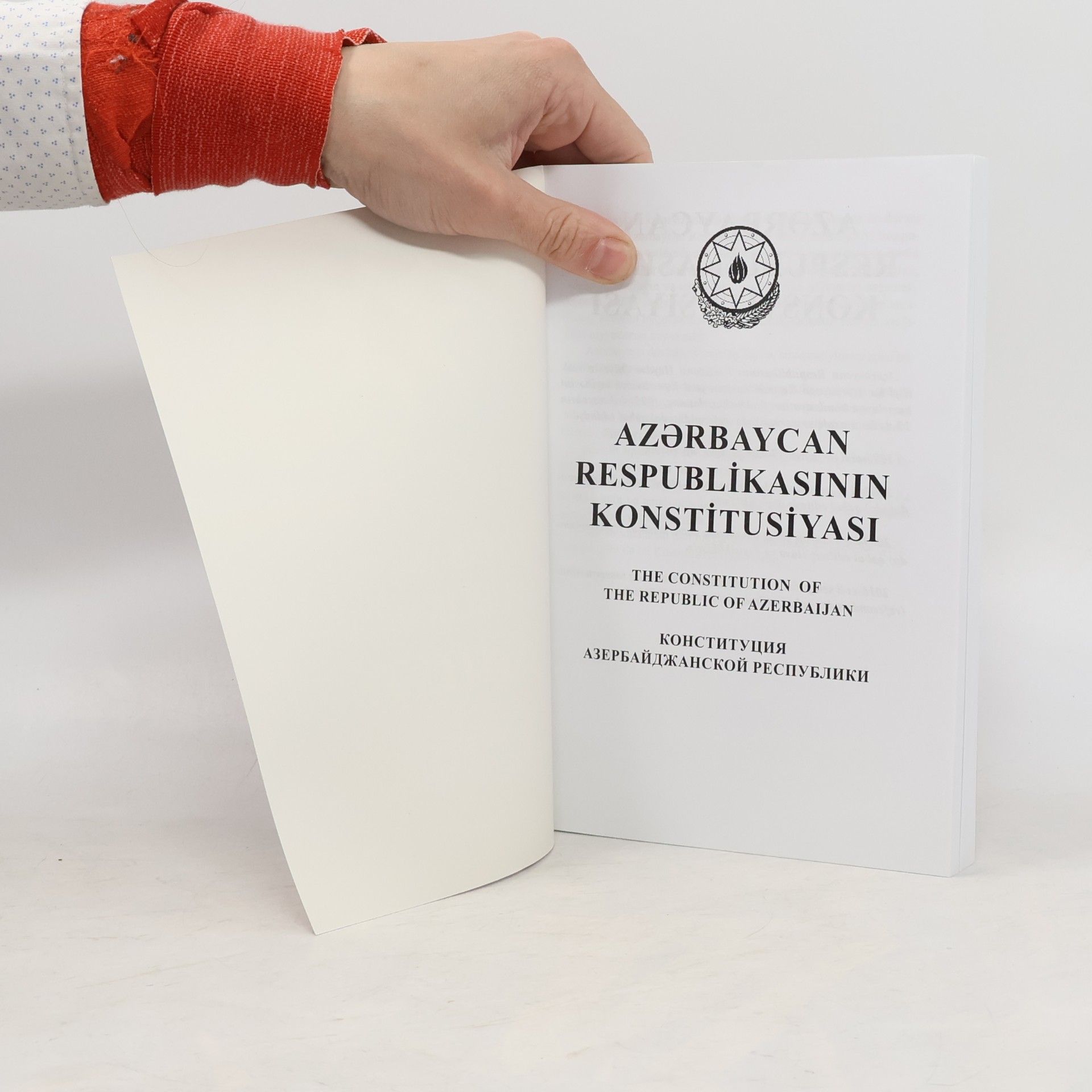 Autores varios Azərbaycan Respublikasının Konstitusiyası = The Constitution of the Republic of Azerbaijan = Конституция Азербайджанской Республики