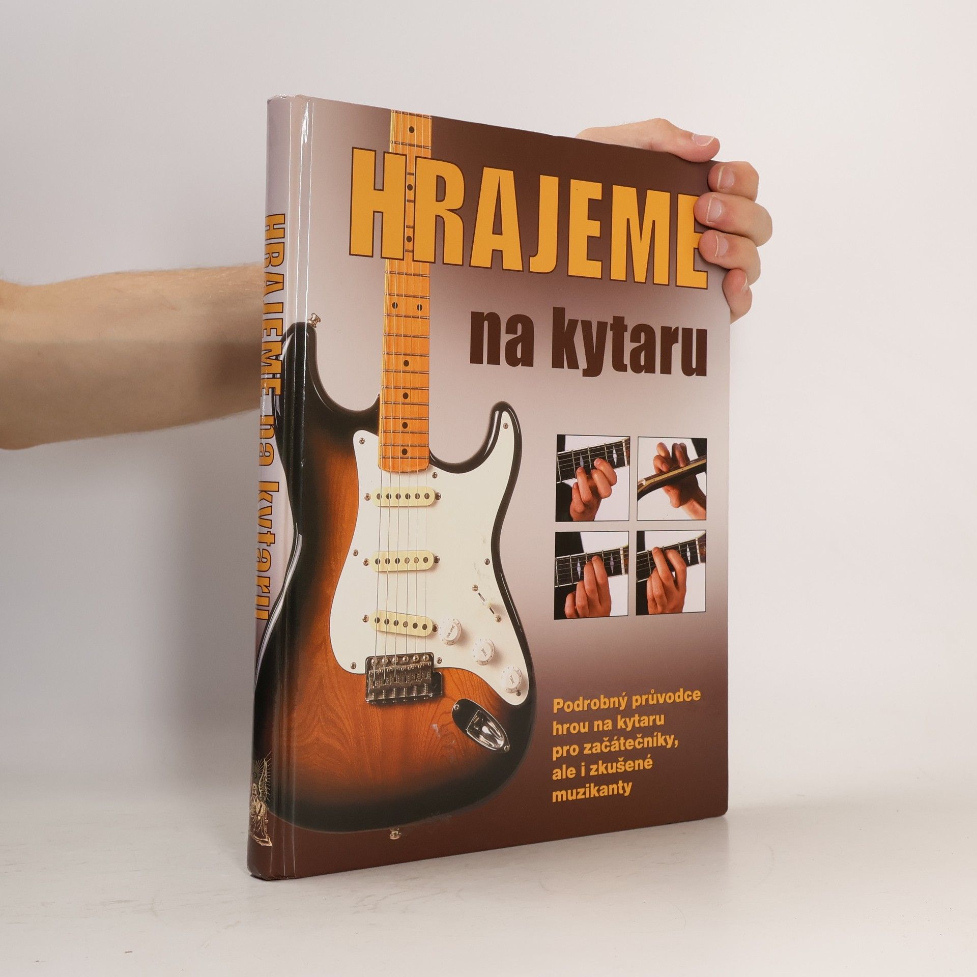 Pavel Dan Hrajeme na kytaru