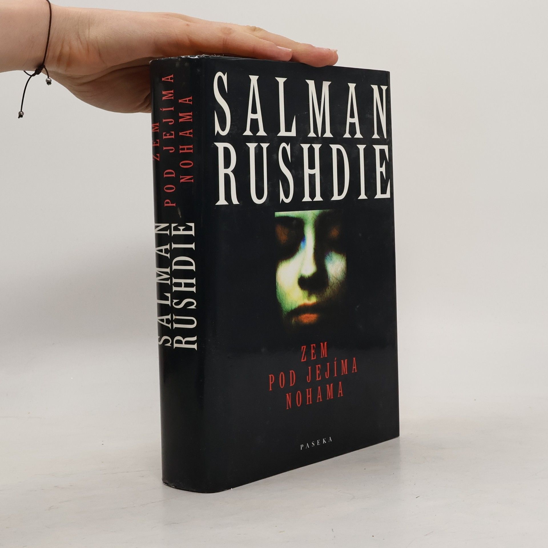 Salman Rushdie Zem pod jejíma nohama