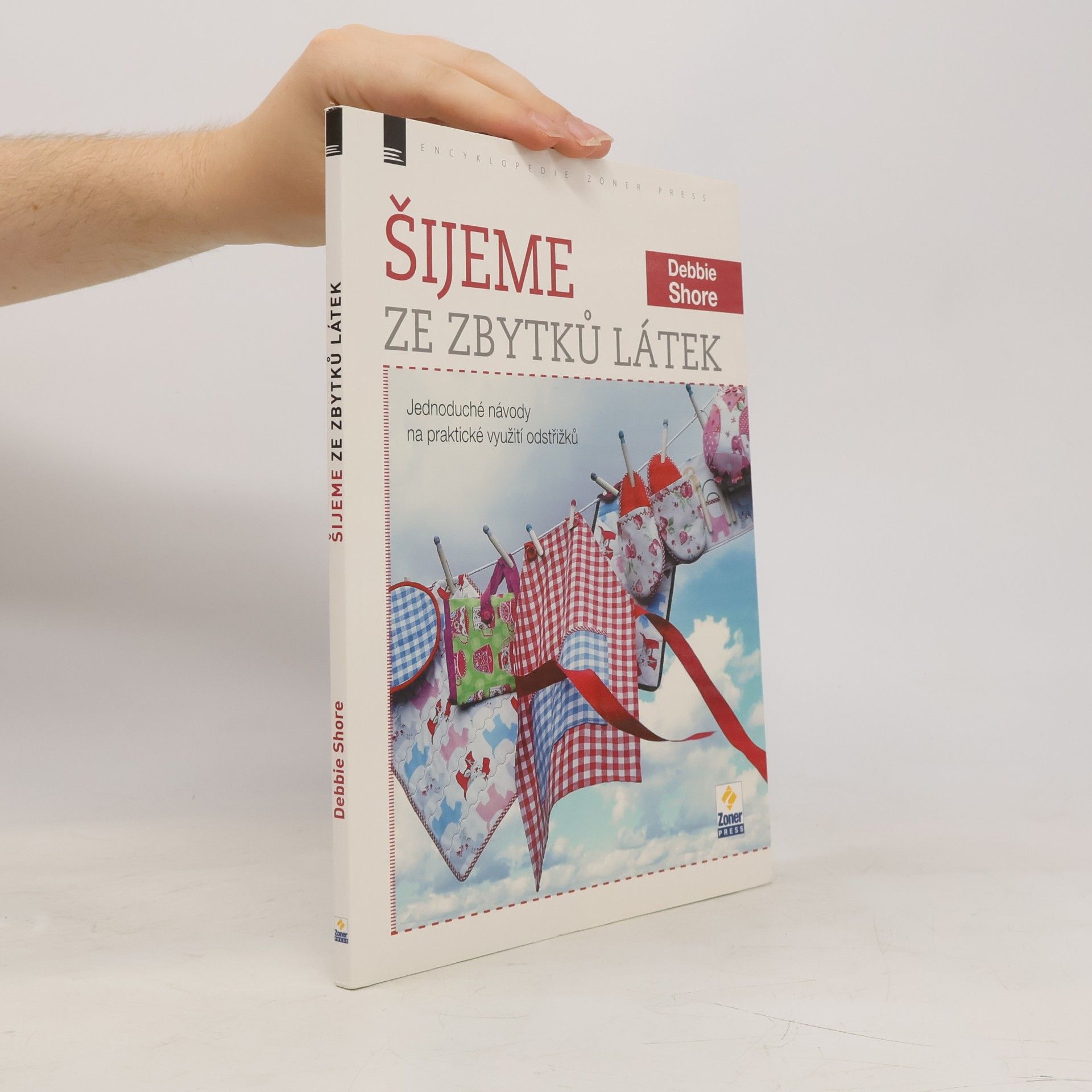 Debbie Shore Šijeme ze zbytků látek: Jednoduché návody na praktické využití odstřižků