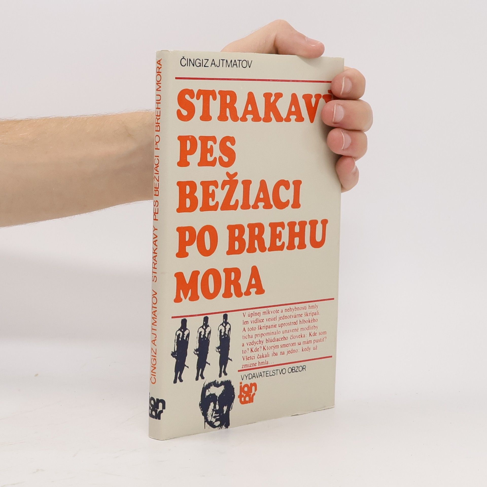 Čingiz Ajtmanov Strakavý pes bežiaci po brehu mora